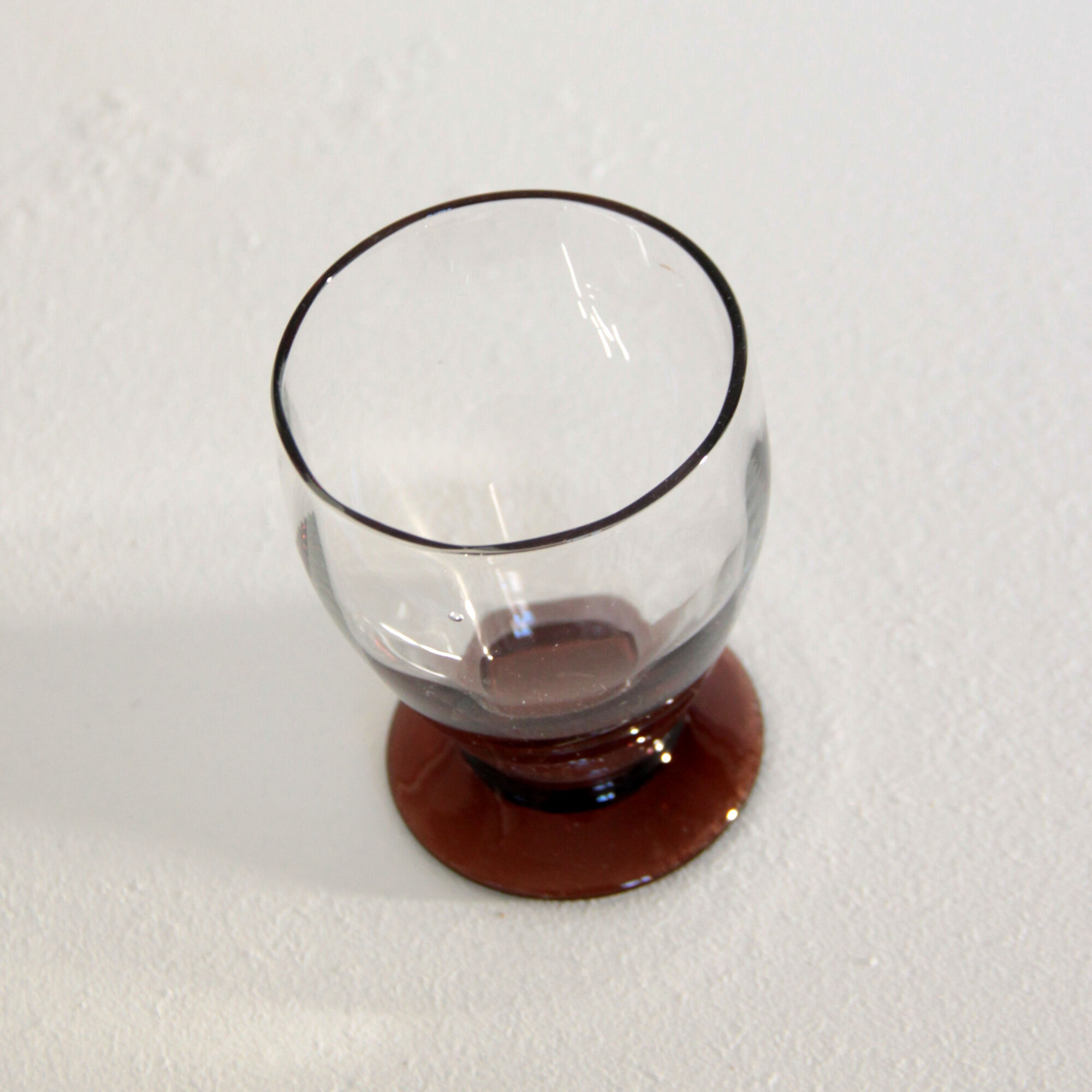 Set of 8 art deco wine or water glasses and red-brown coloured foot