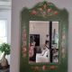 Miroir ancien en bois peint à la main polychrome vert forêt et roses rouges orangées