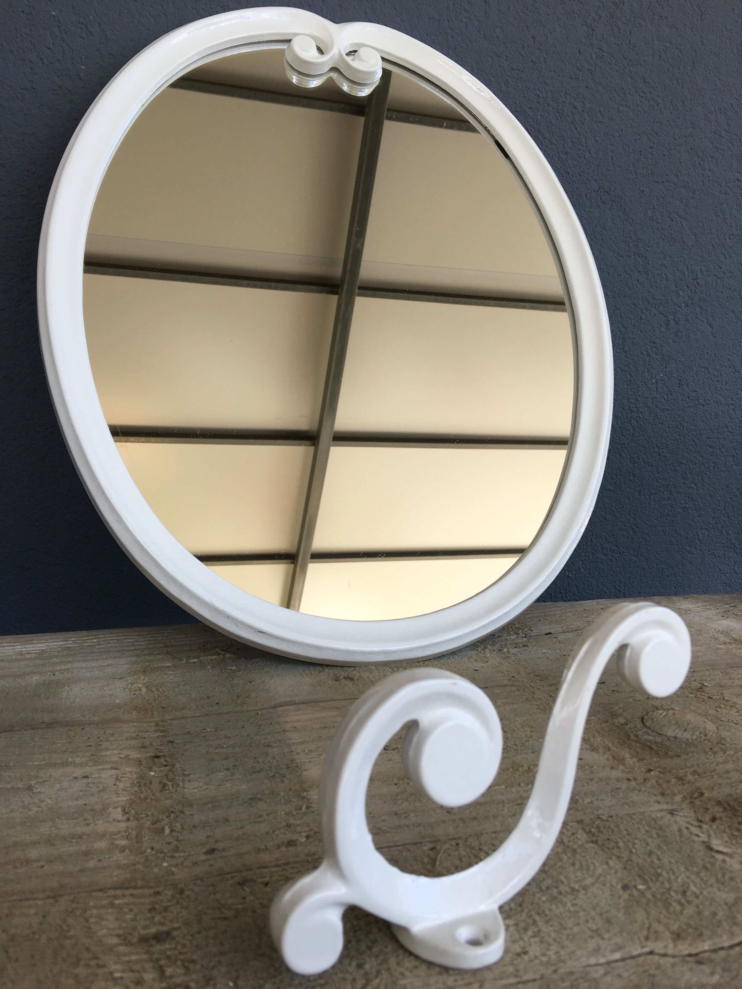Oval mirror enamelled cast iron and its hook, circa 1950 39x49cm
