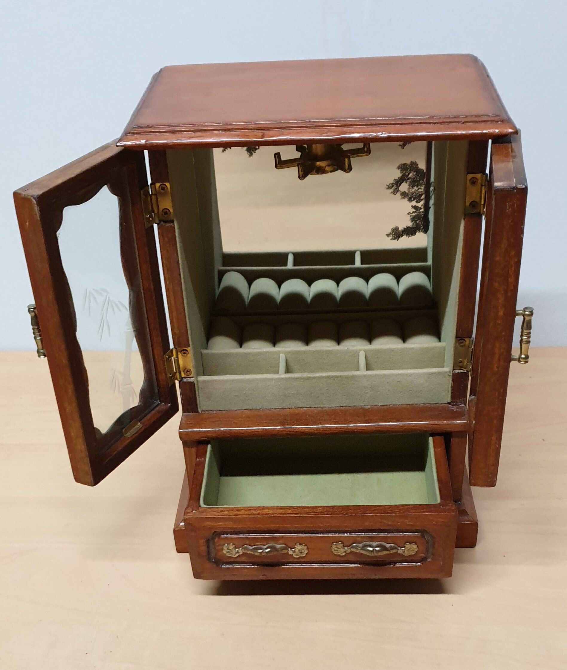 Jewelry box