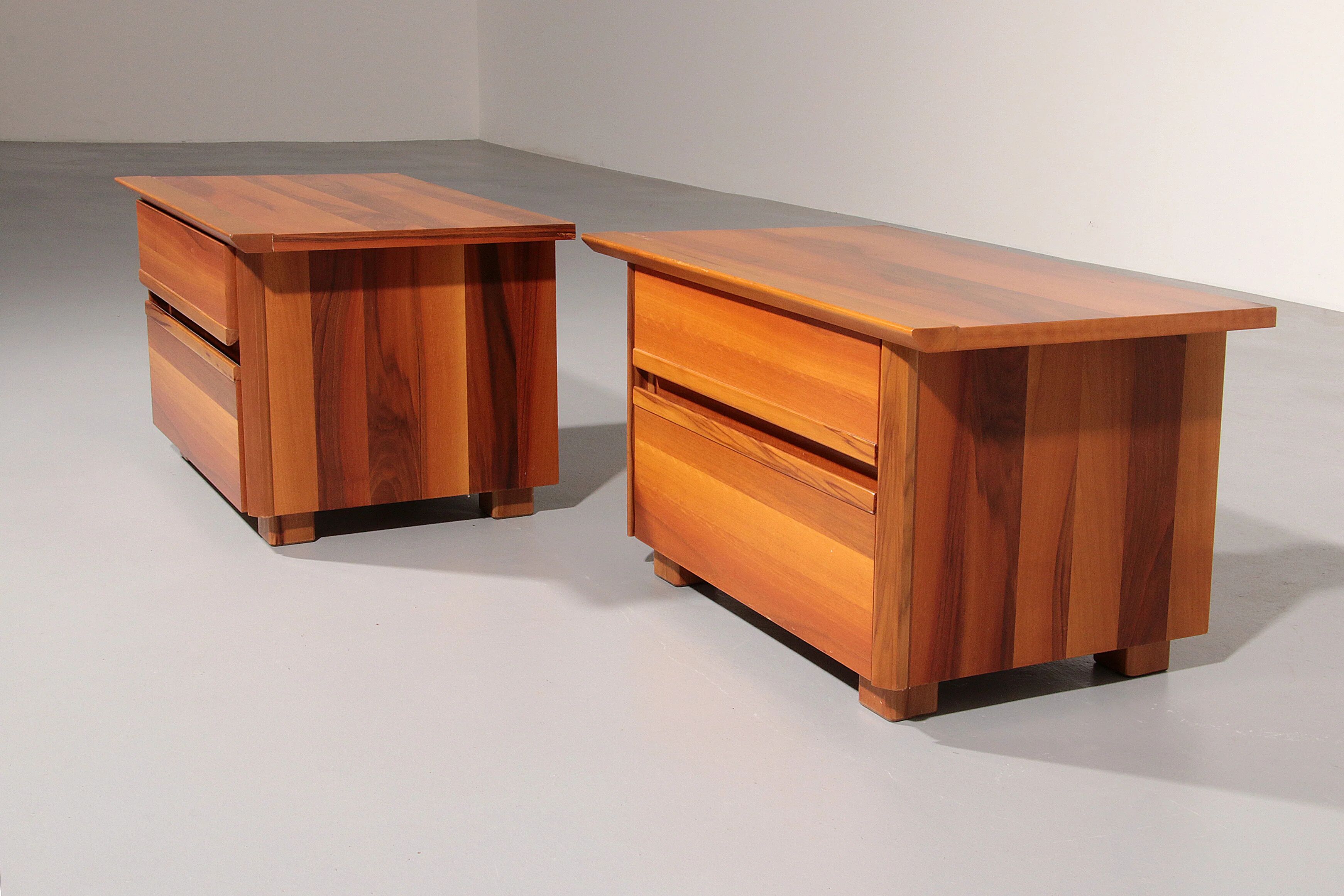 Tables de chevet en noyer italien des années 1970 – élégance italienne intemporelle