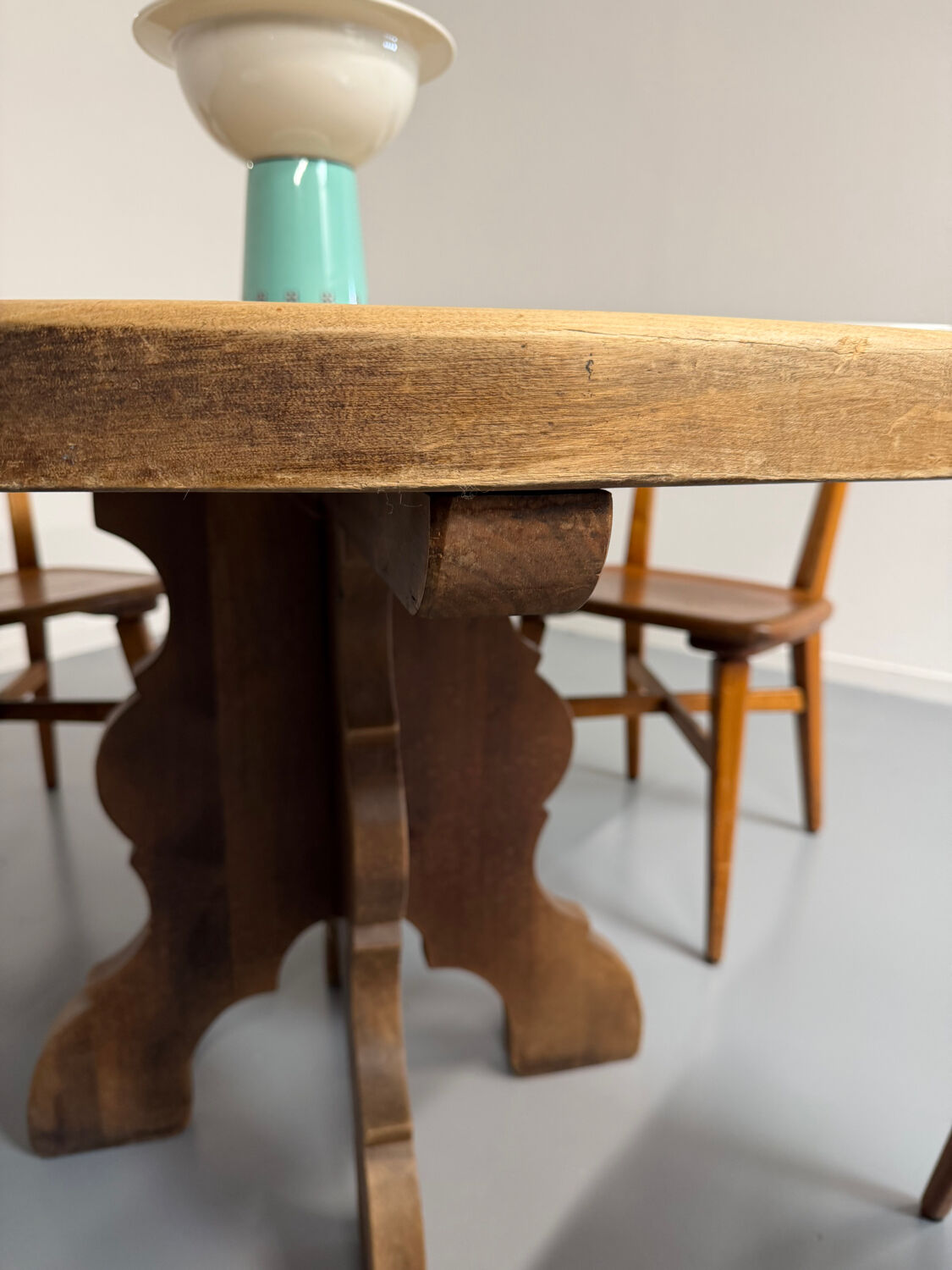 Round table in solid wood, thick top, vintage brutalist style from the 1960s.