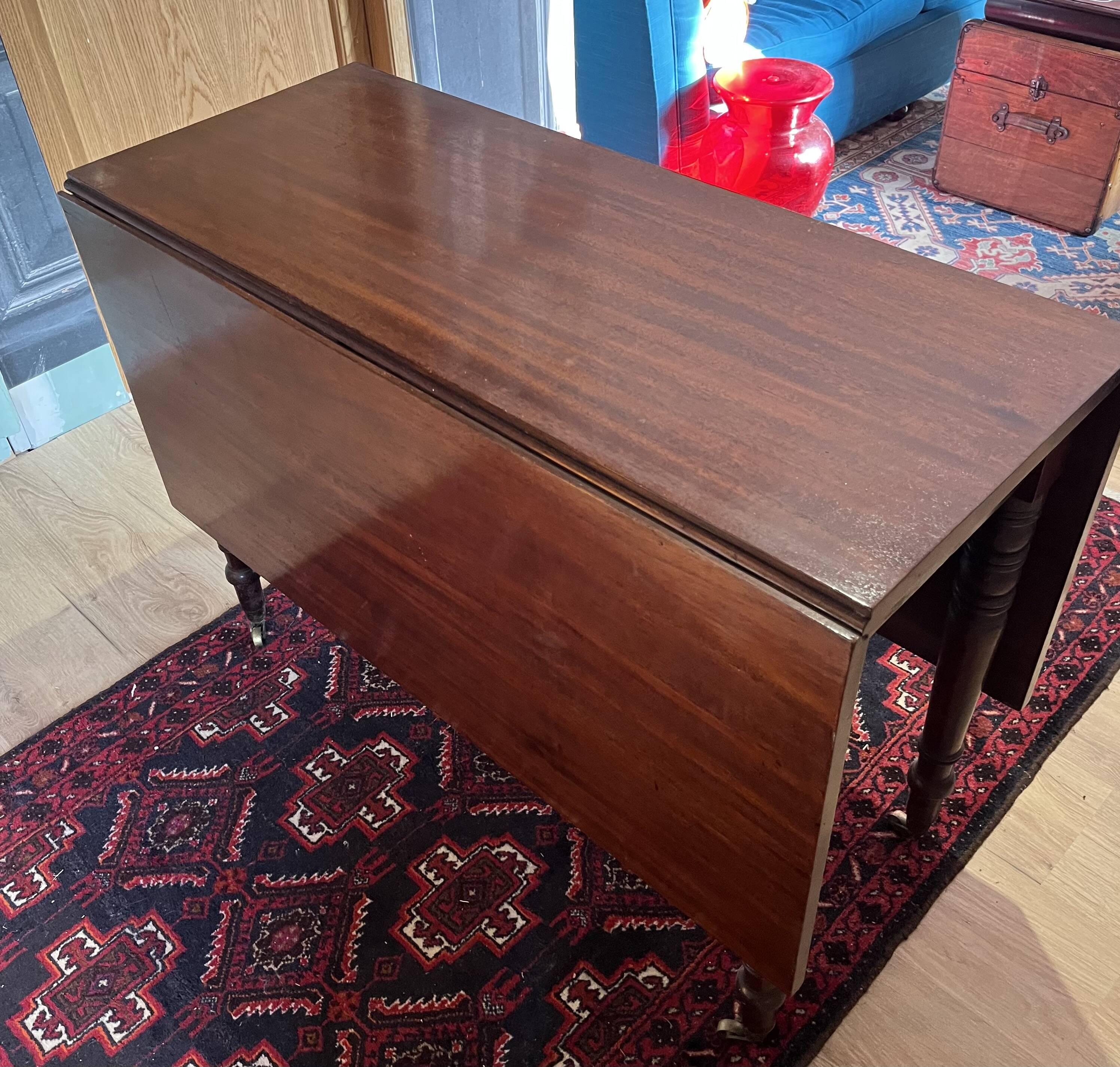 Table en acajou vintage à rabats; idéale pour les décorateurs.