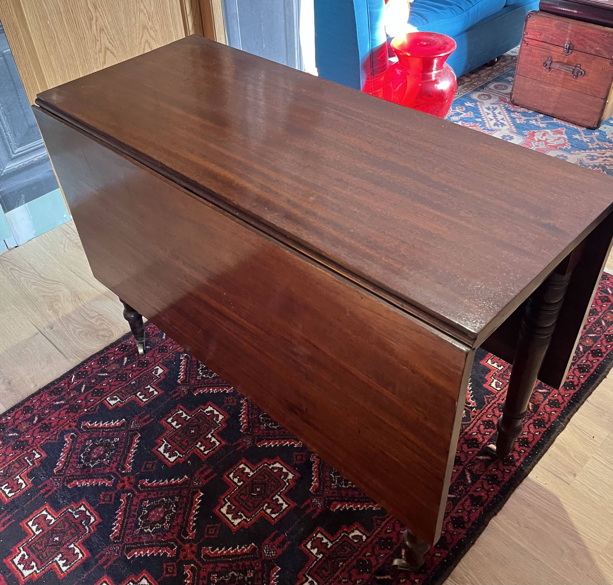 Table en acajou vintage à rabats; idéale pour les décorateurs.