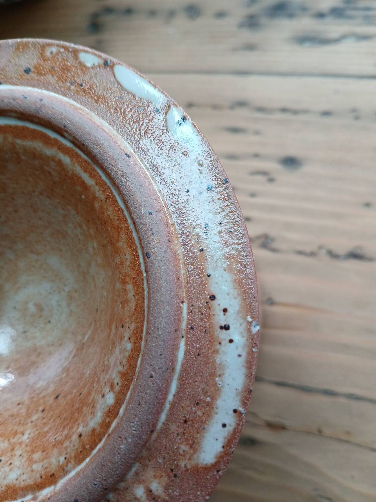 Stoneware pot with lid