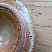 Stoneware pot with lid