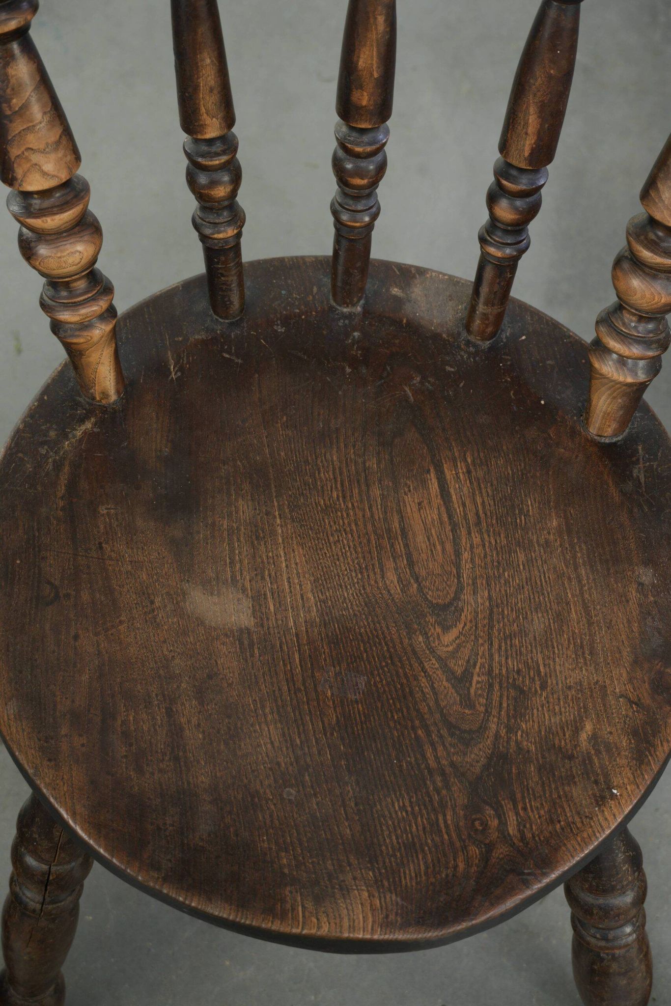 Set of 4 antique English wooden Windsor pub/bistro chairs from 19th century