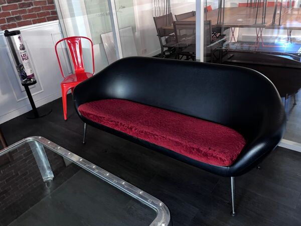Canapé Egg en skai noir et assise rouge en tissu velours 1960