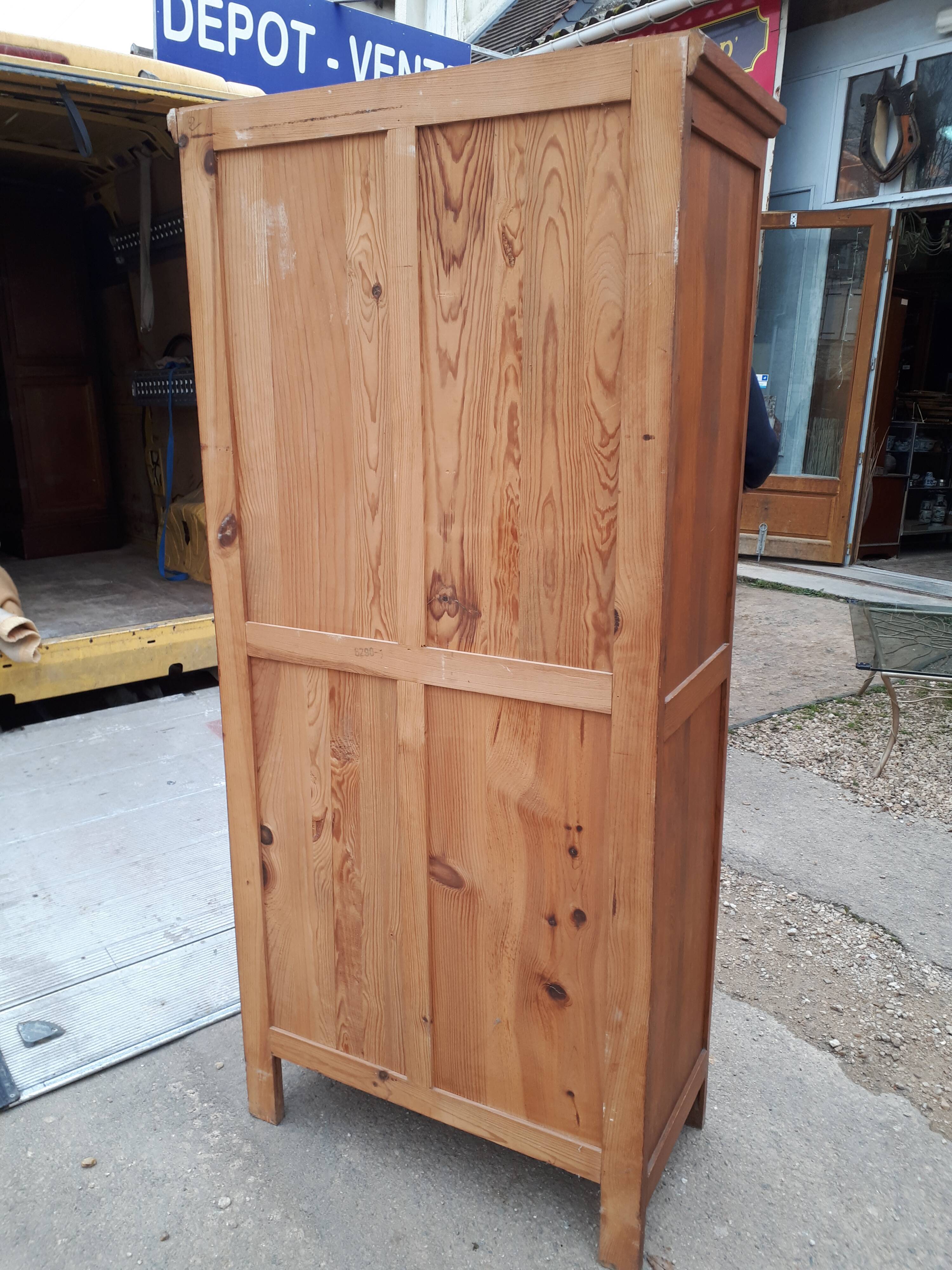 Parisian bonnetière cabinet