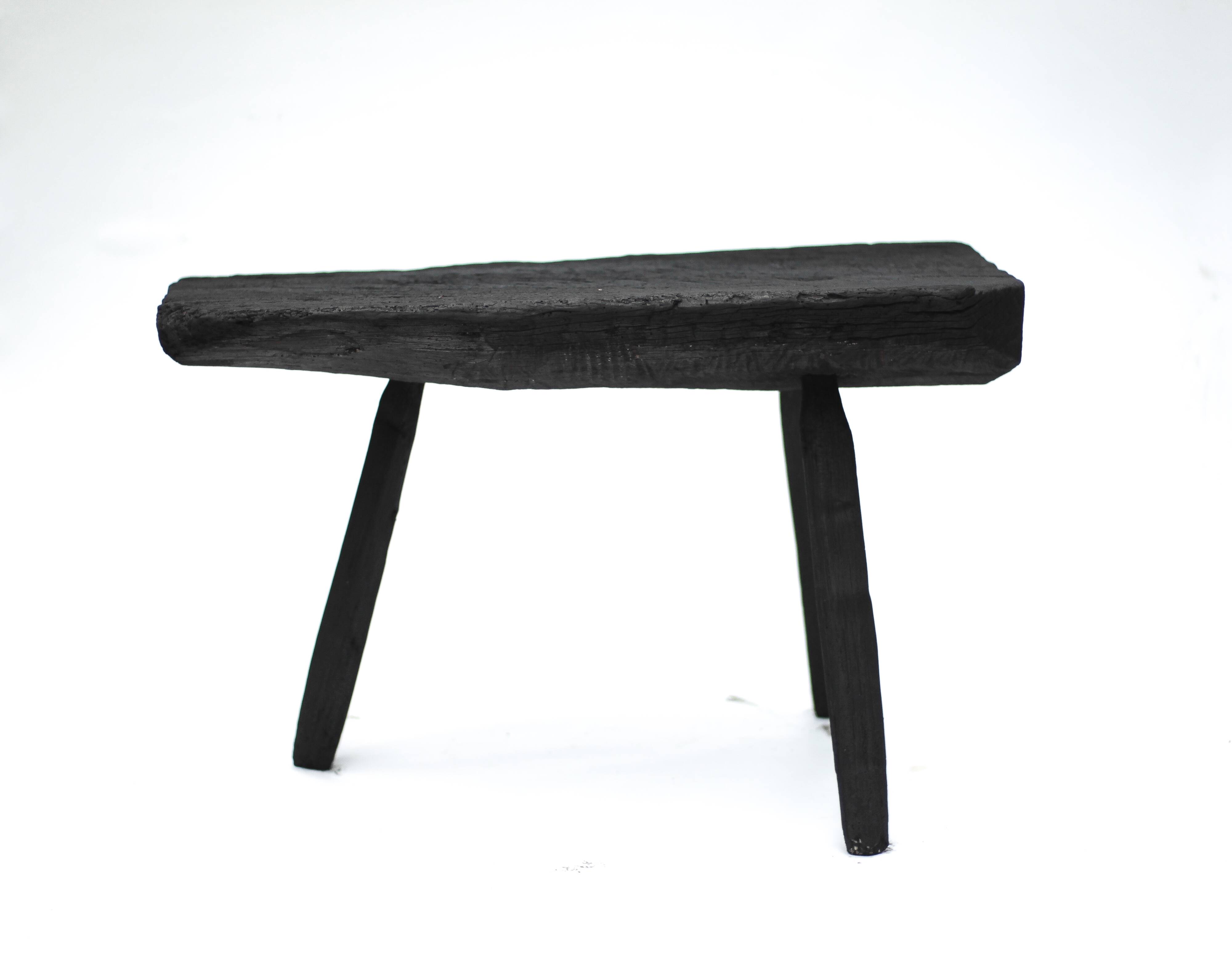 Table basse brutaliste tripode