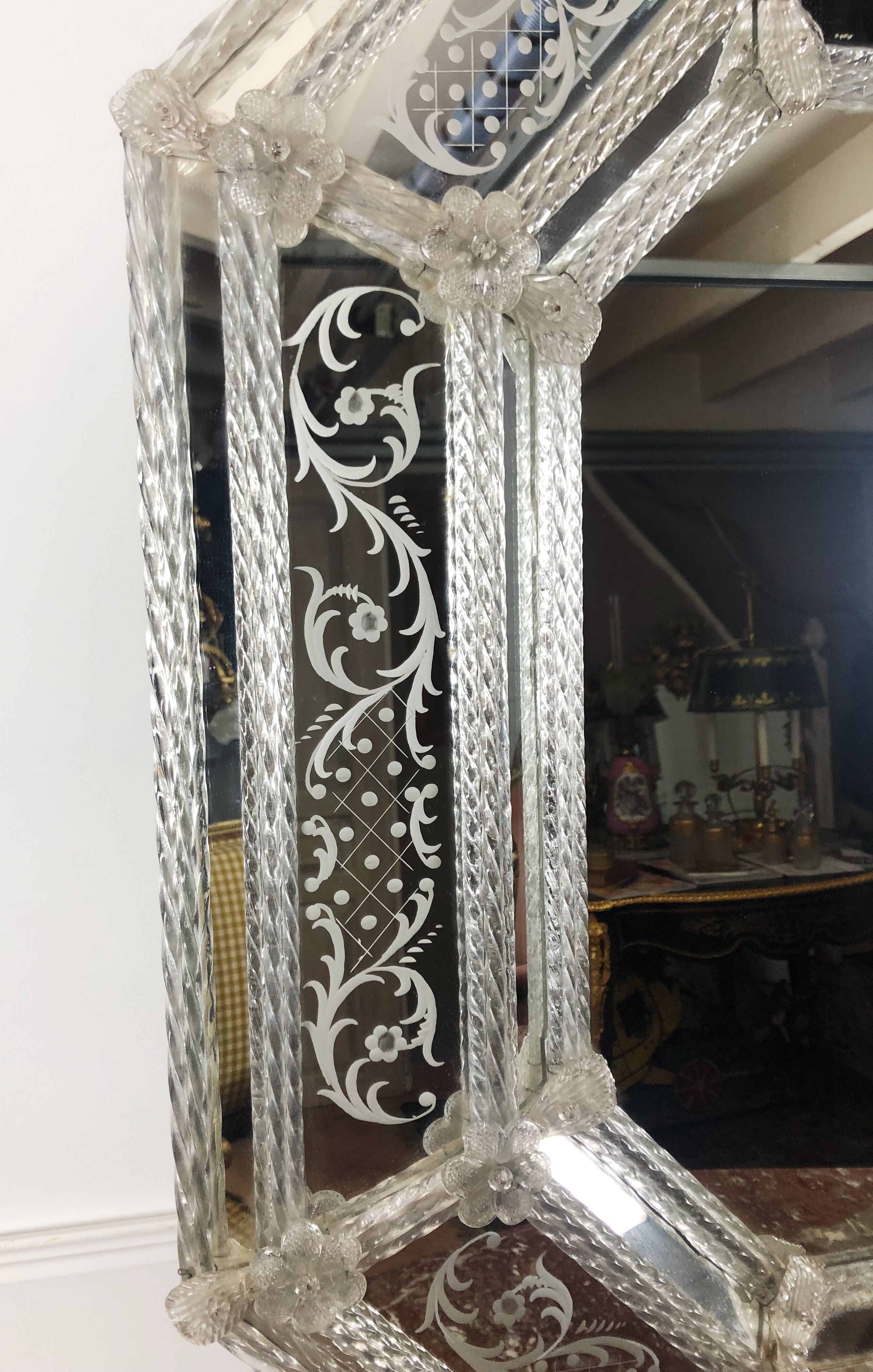 Venetian mirror to parecloses of the 1930s Murano glass 52 x 43 cm