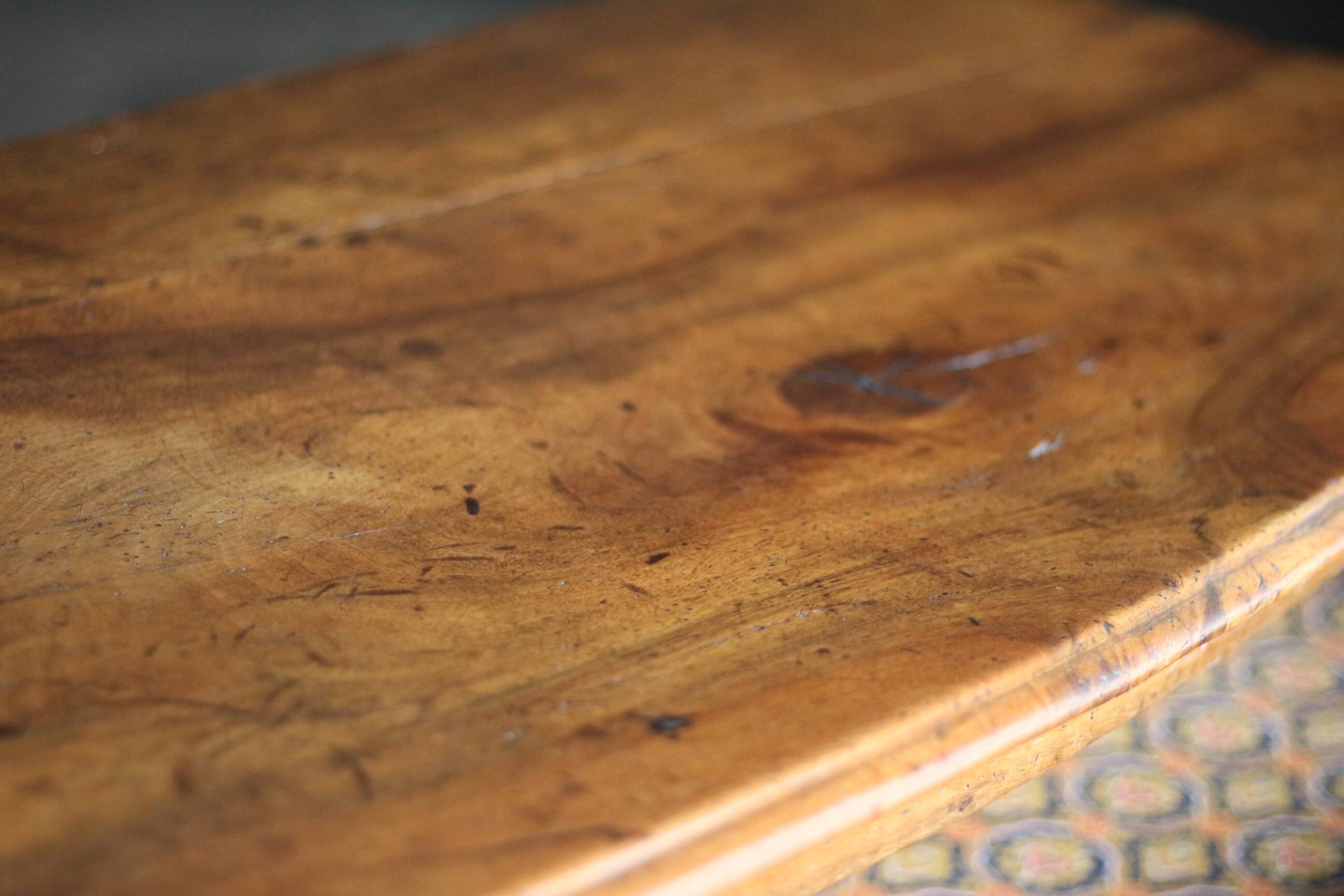 Magnificent 18th-century chest of drawers in solid walnut.