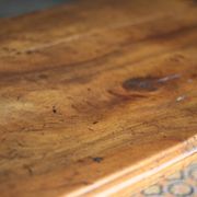 Magnificent 18th-century chest of drawers in solid walnut.
