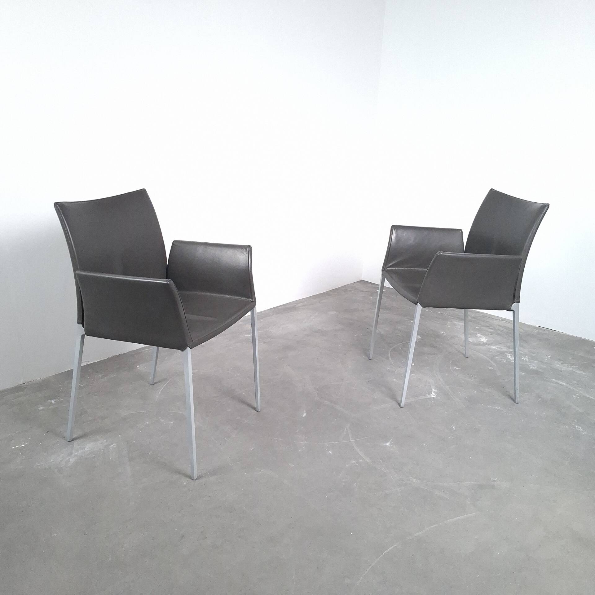 2 chaises à accoudoir Zanotta modèle Lia design de Roberto Barbieri