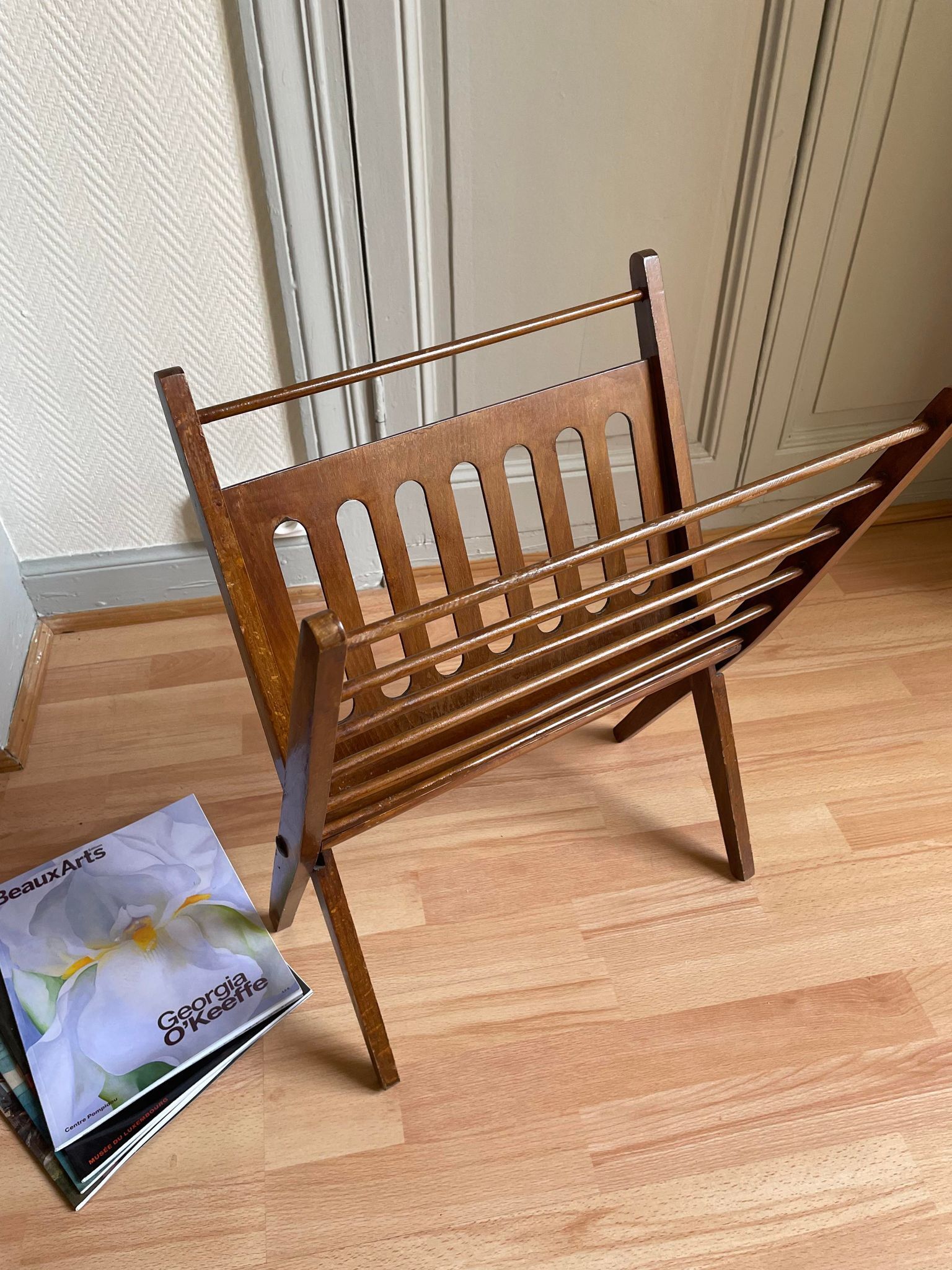 Foldable Scandinavian magazine holder