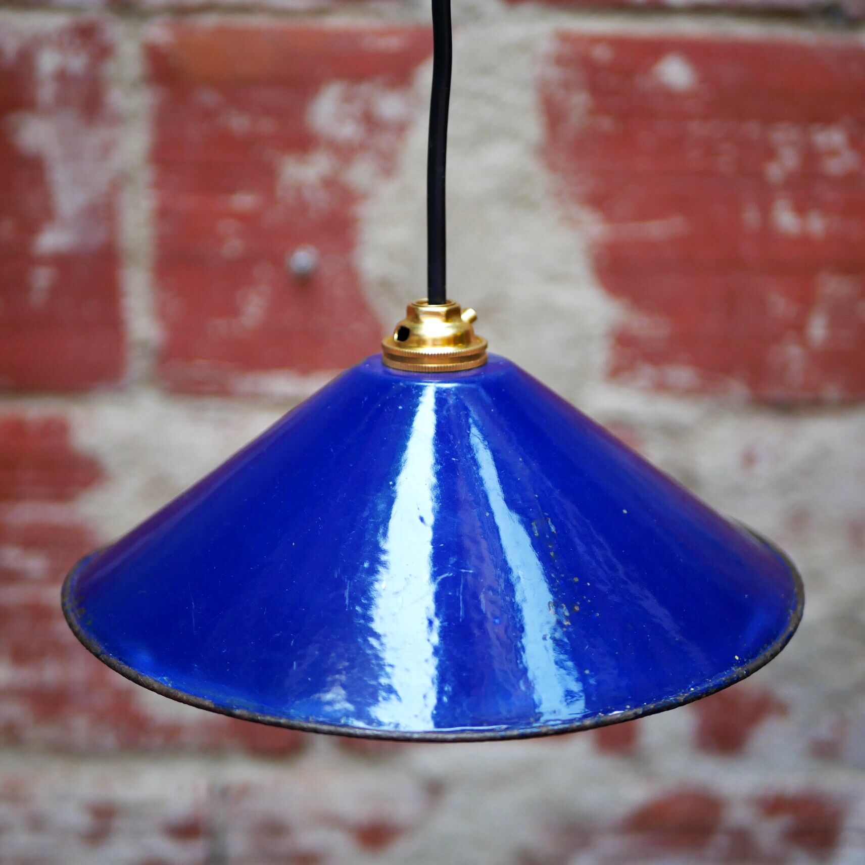 Conical industrial suspension in enamelled sheet metal