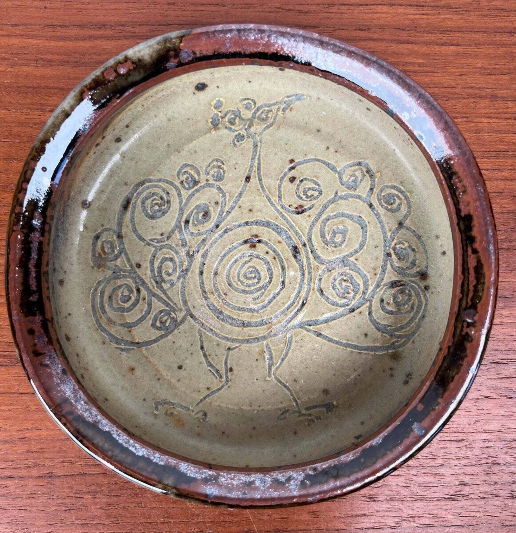 Mid-century modern Danish studio pottery bowl by Bente Lemche, 1960s.