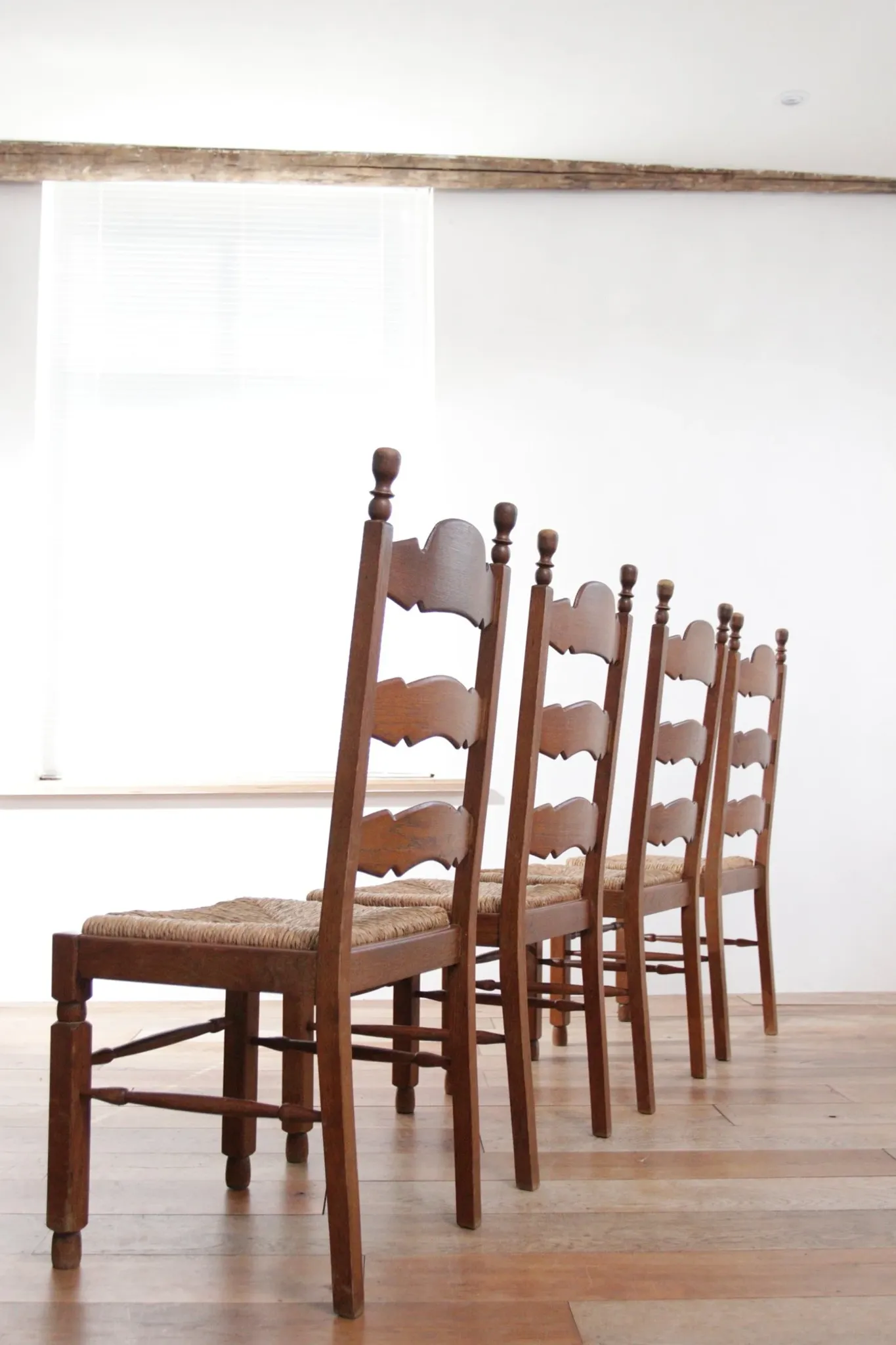 Ensemble de 4 chaises de salle à manger en chêne avec dossier échelle et sièges en paille.