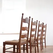 Ensemble de 4 chaises de salle à manger en chêne avec dossier échelle et sièges en paille.