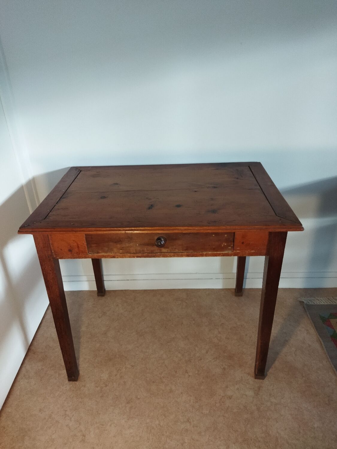 Spindle legs desk