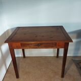 Spindle legs desk