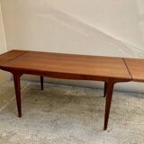Table with Scandinavian-style extension spieces