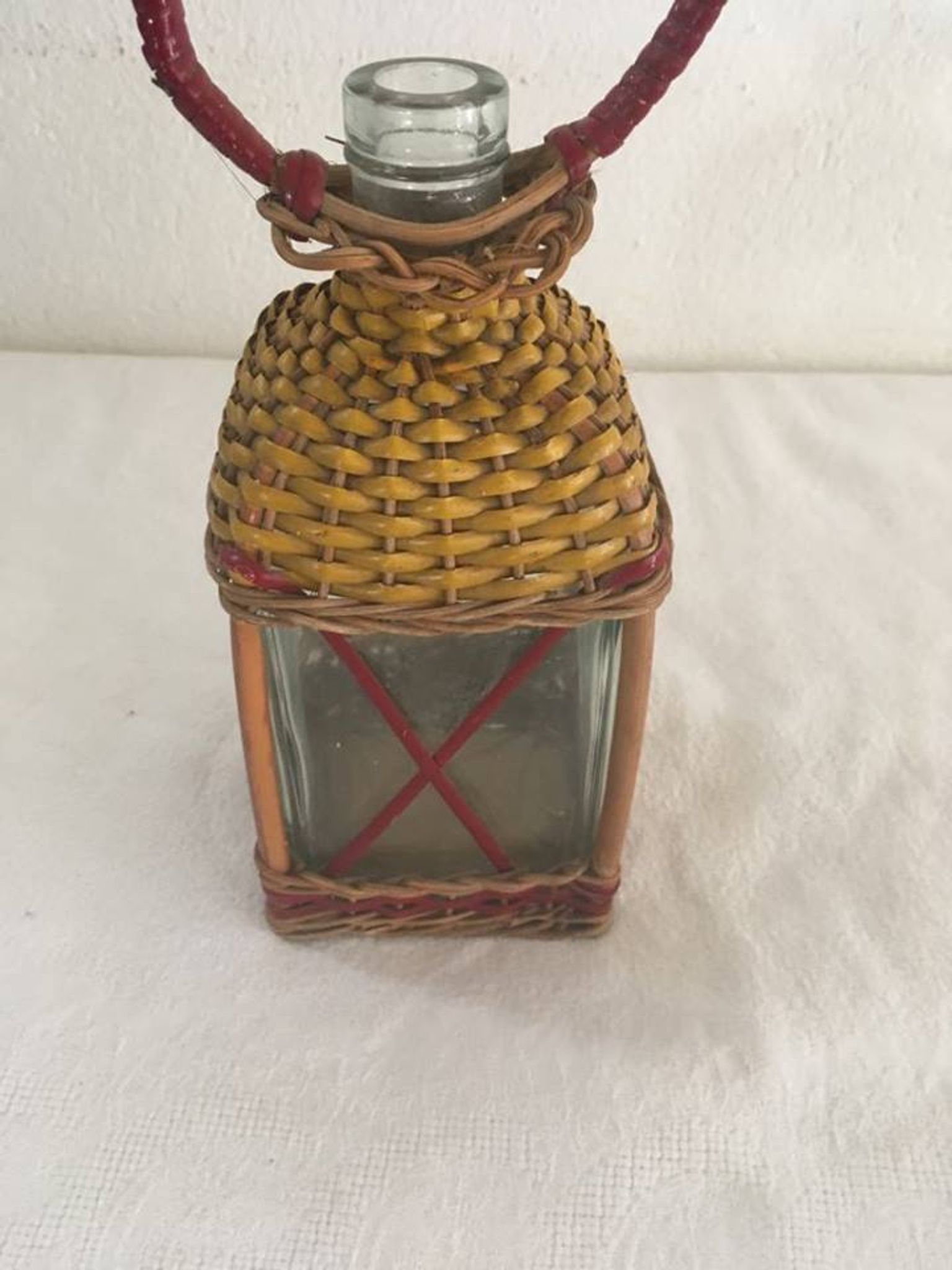 Bottle sheathed on the top and the low d wicker woven