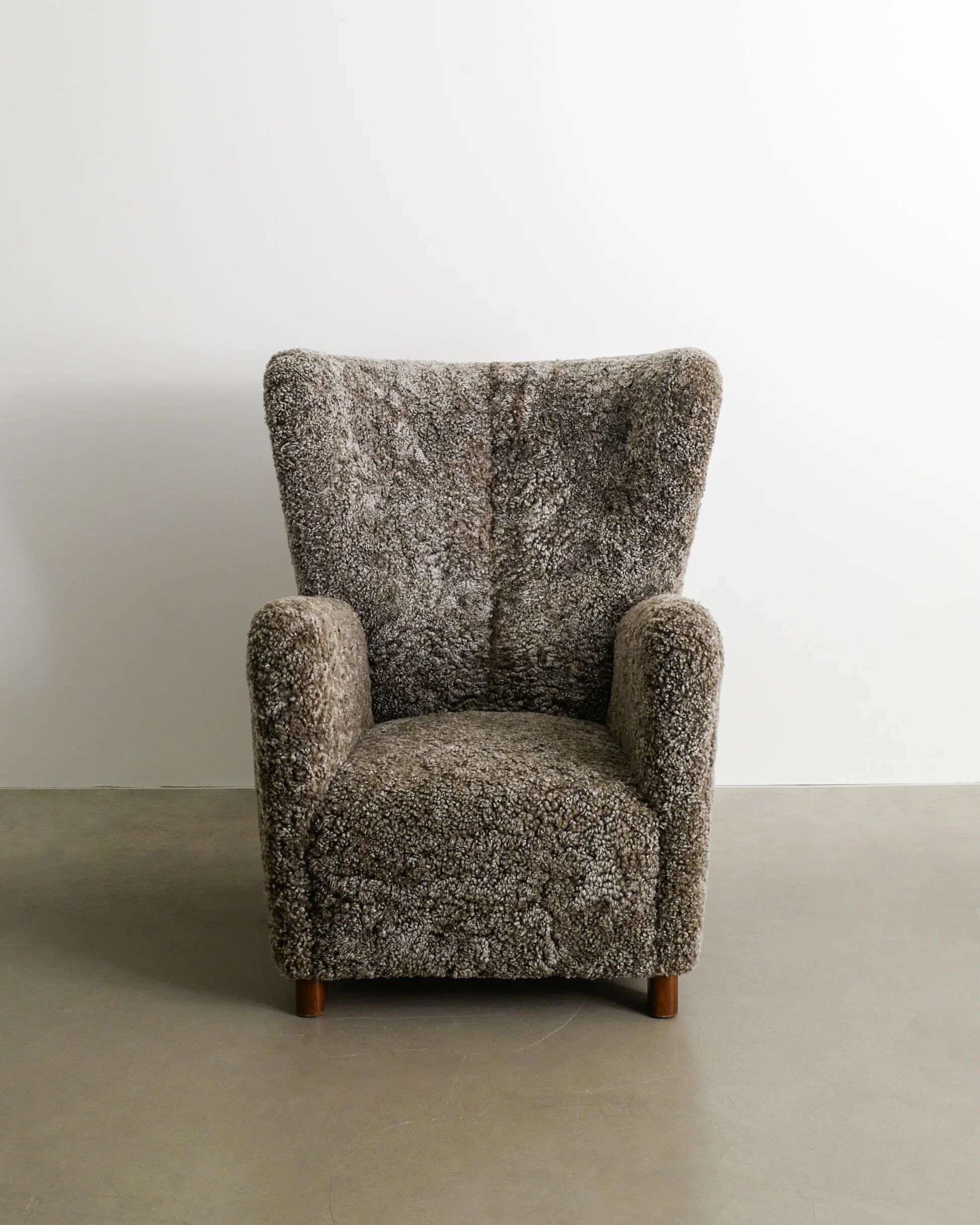 Fauteuil en peau de mouton danois du milieu du siècle par Fritz Hansen, années 1940.