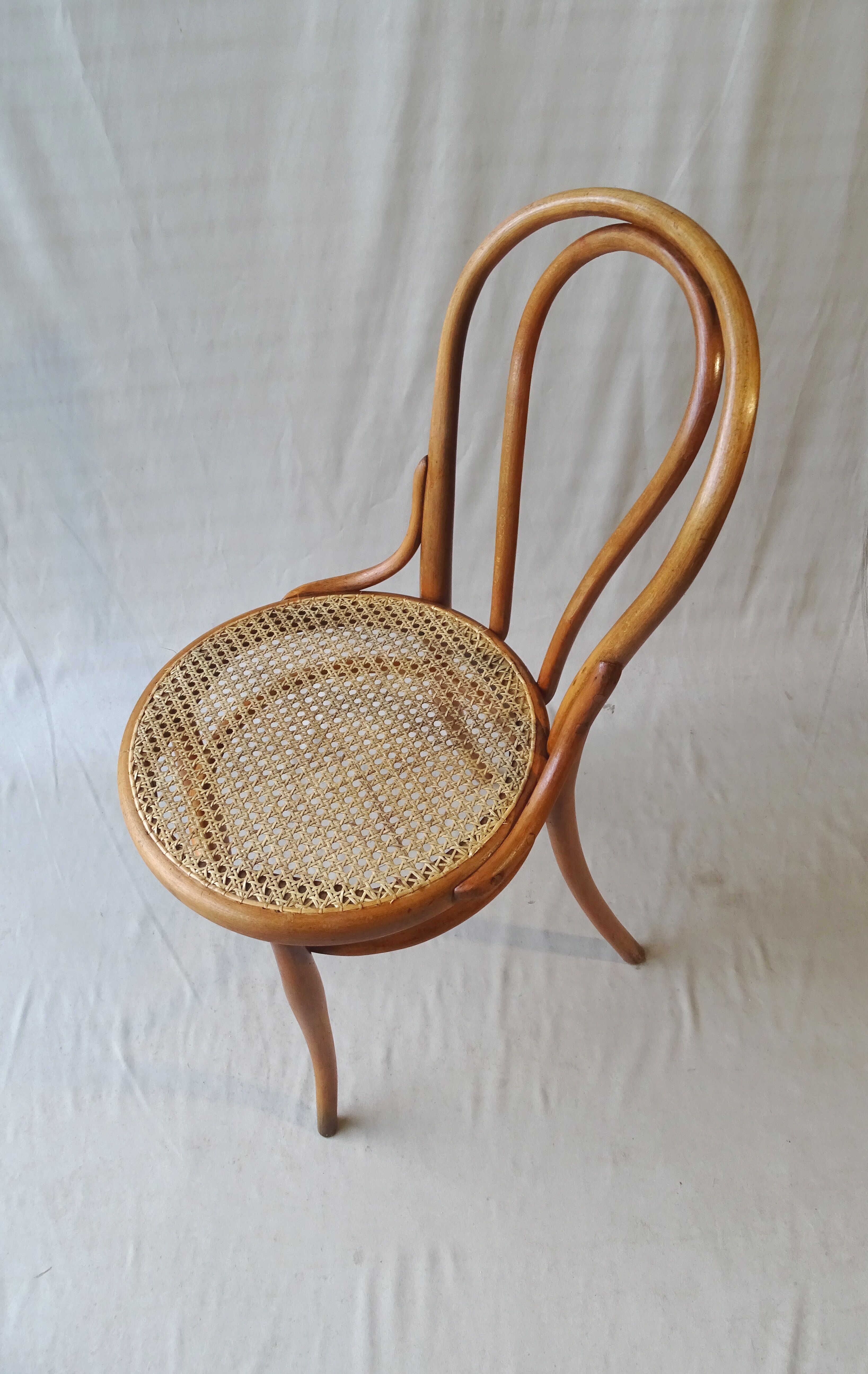 Chaise Thonet N°18, teinte merisier clair, vers 1890, cannée