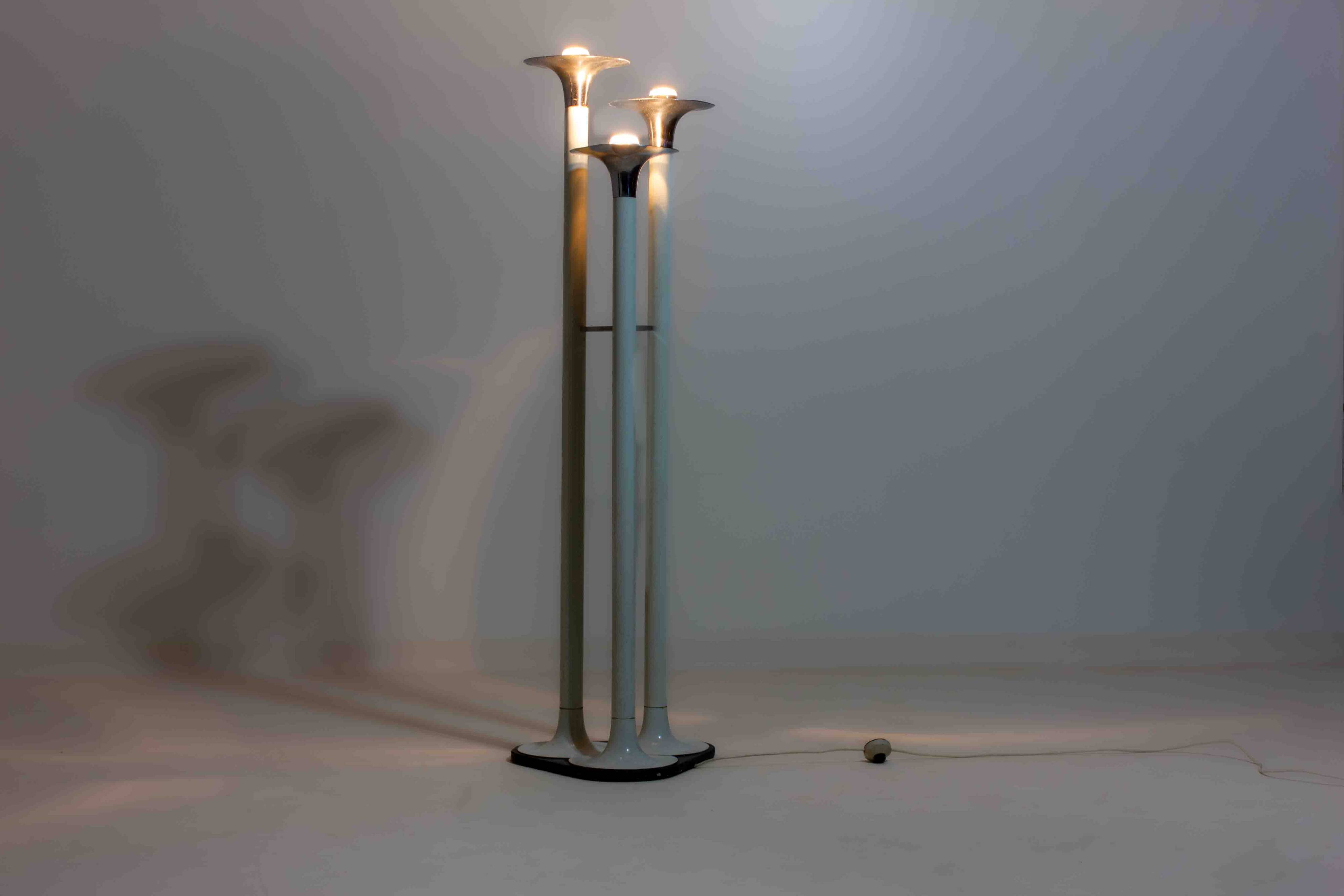 French tripod floor lamp with trumpet shades in chrome and enamel, 1960s