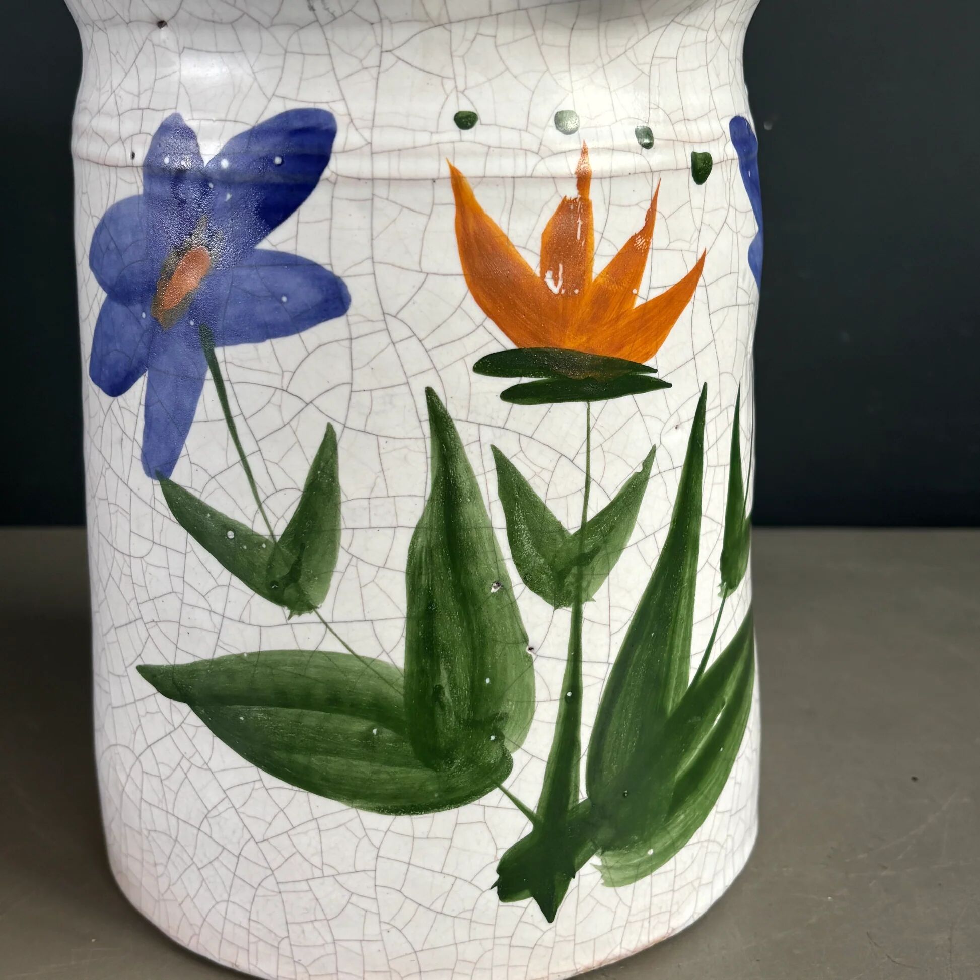 Grand pichet en céramique émaillée motif fleurs