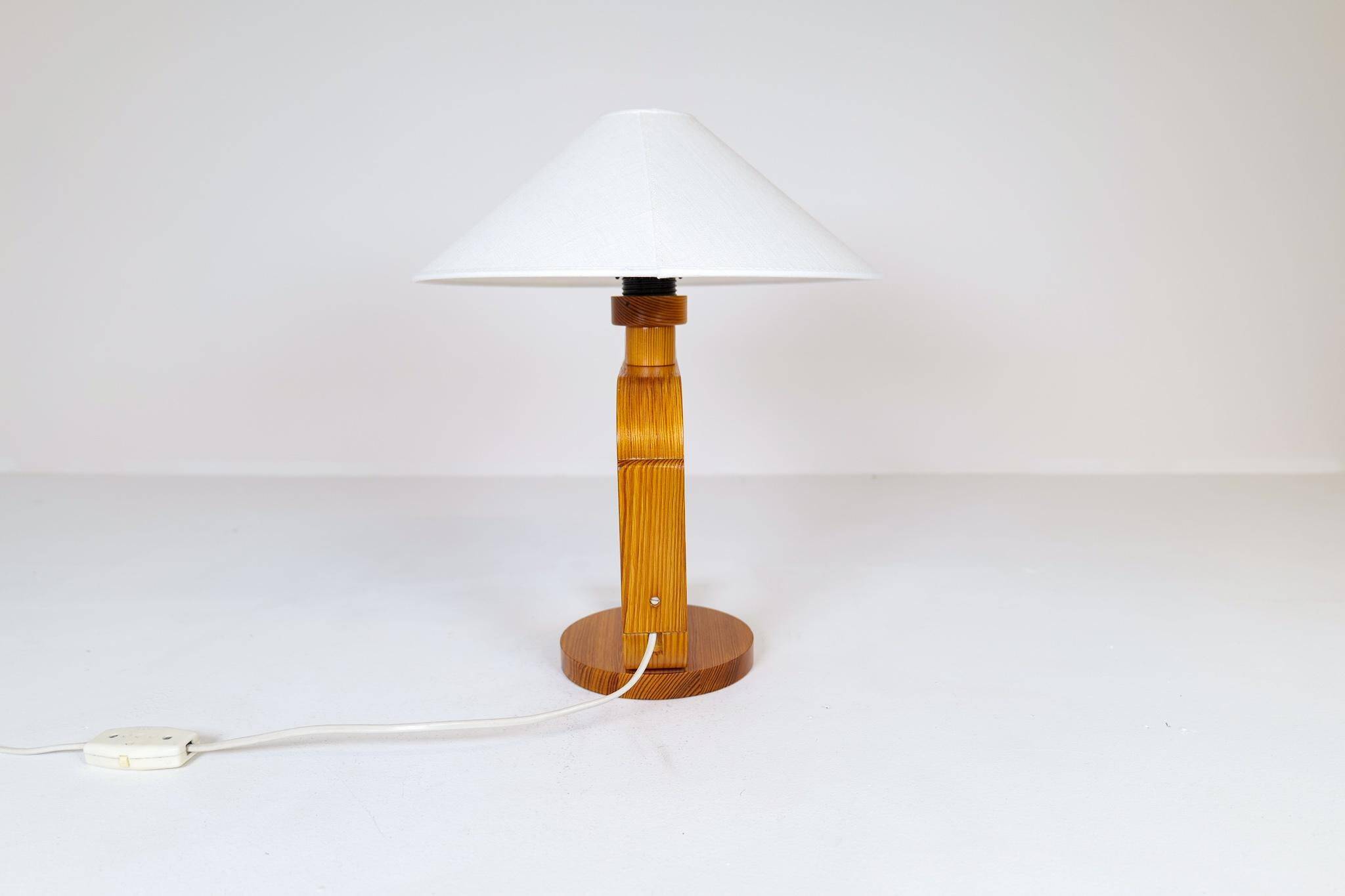 Mid-century modern sculptural table lamp in pine, 1970s.