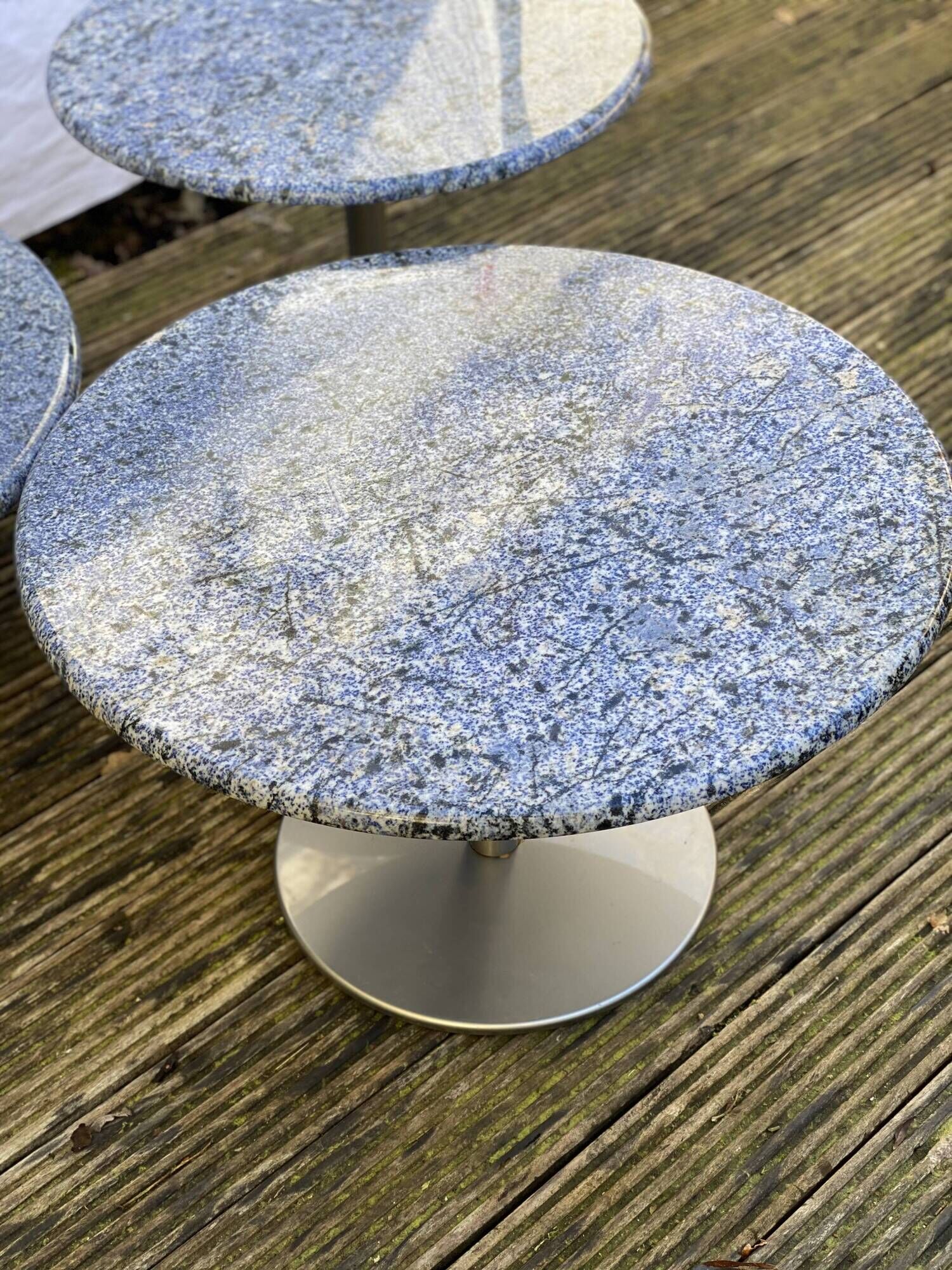 Trio de tables basses en granit et acier inoxydable