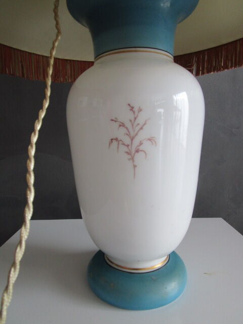 Lampe de salon ancienne en opaline peinte