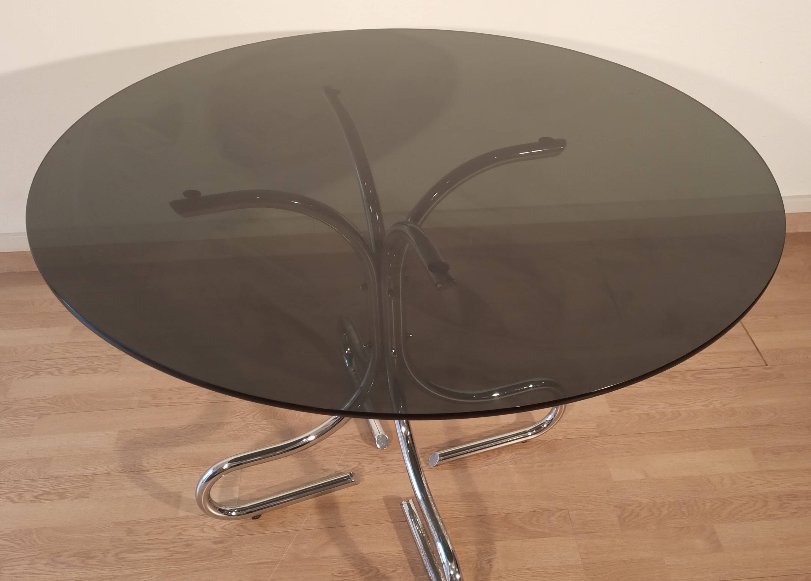 Table basse italienne du milieu du siècle en chrome et acier avec plateau rond en verre fumé, années 1960