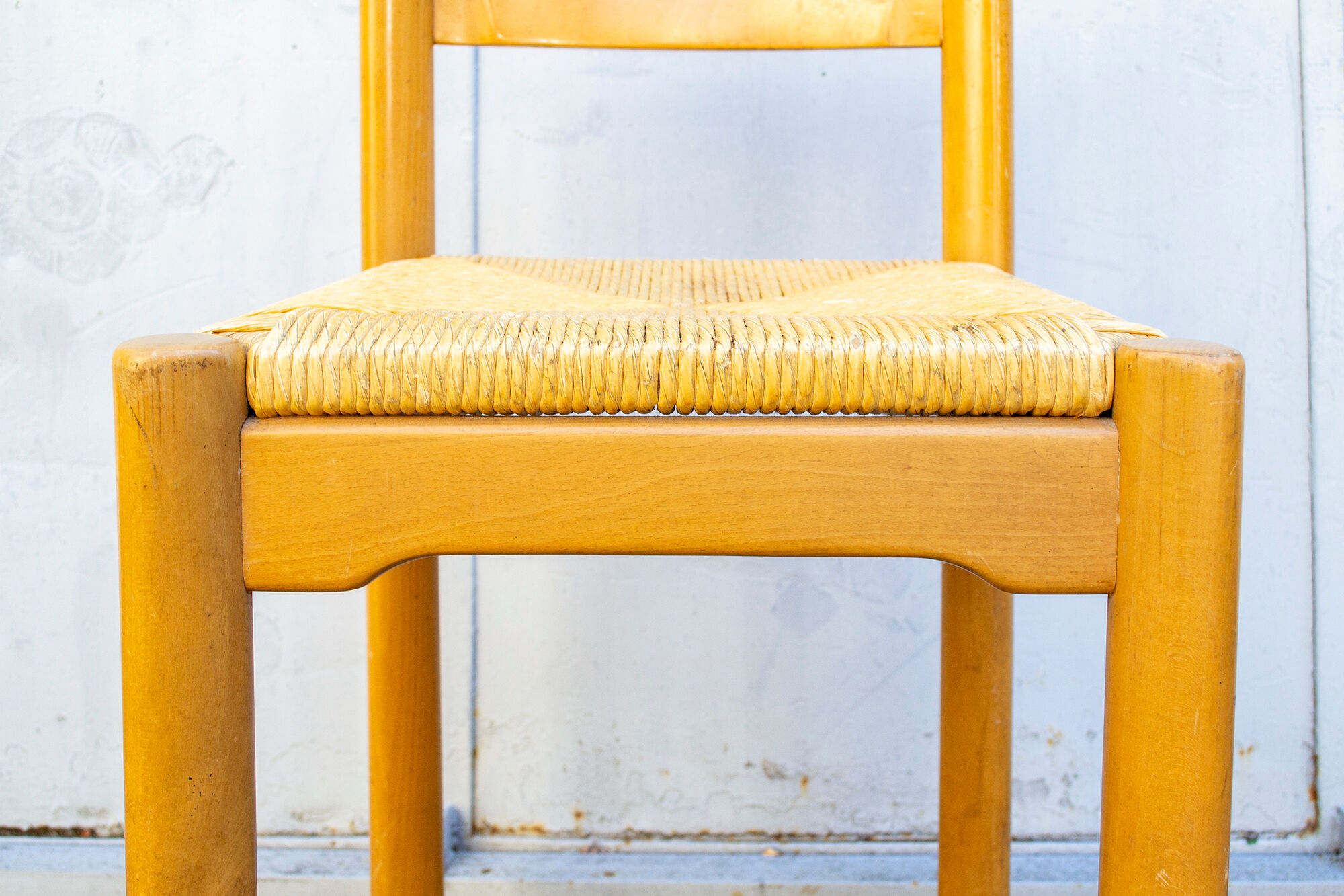 Quatre tabourets en bois et en paille 70s