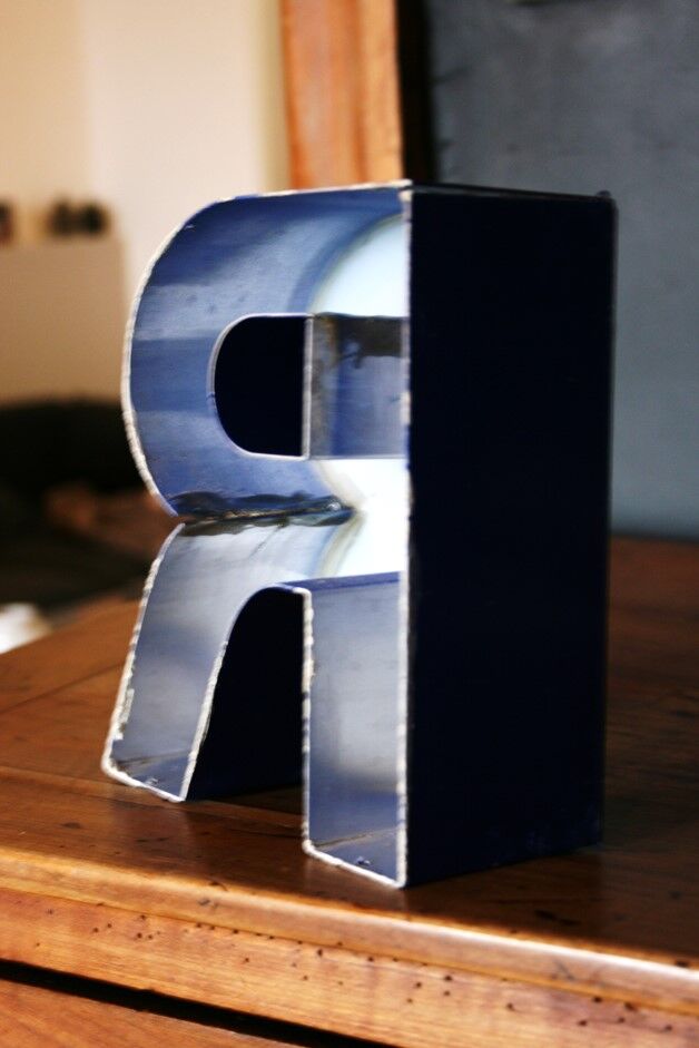 Vintage blue sign letter R