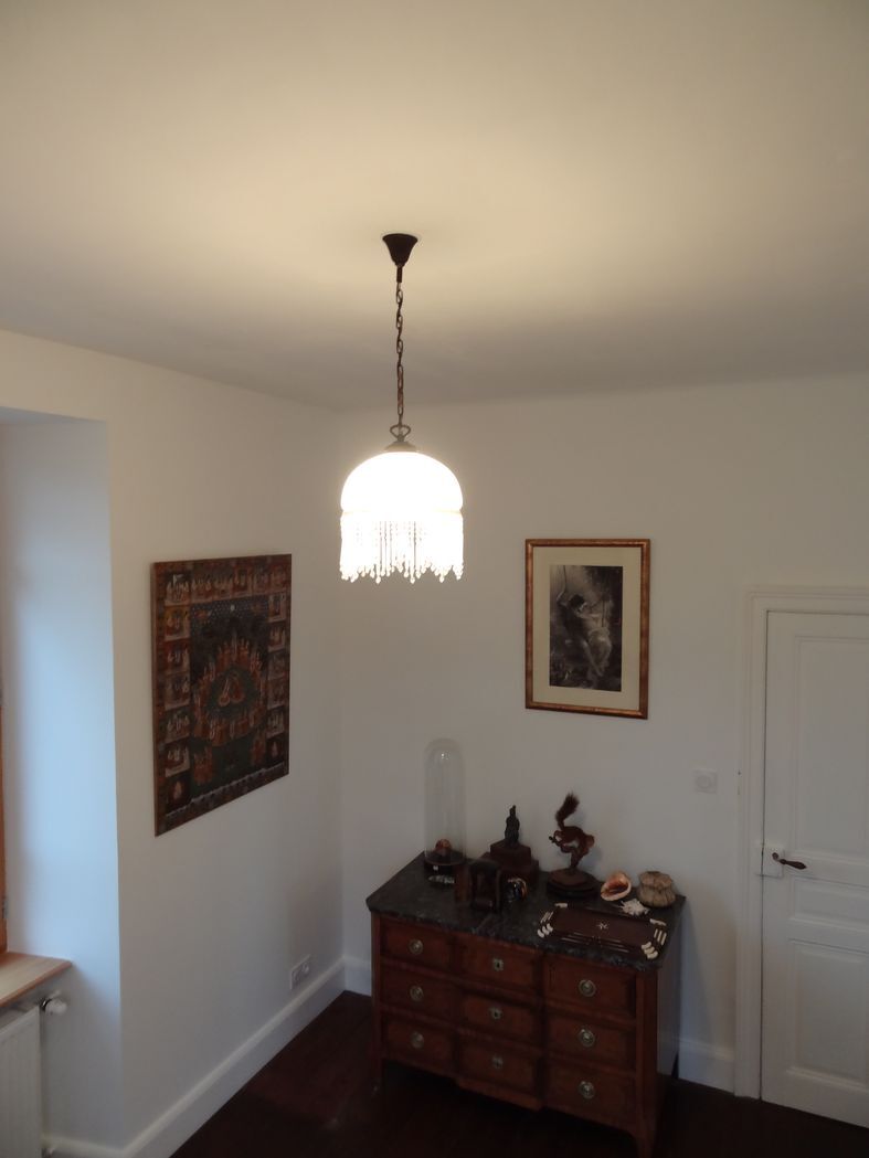 Vintage suspension in half shell speckled with pearls