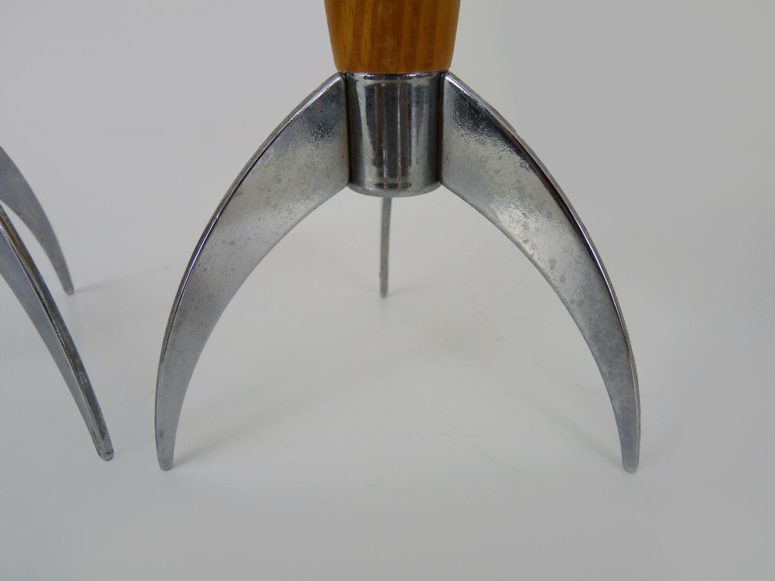 Paire d'anciens bougeoirs fusée design post moderniste en bois et inox. année 70 80