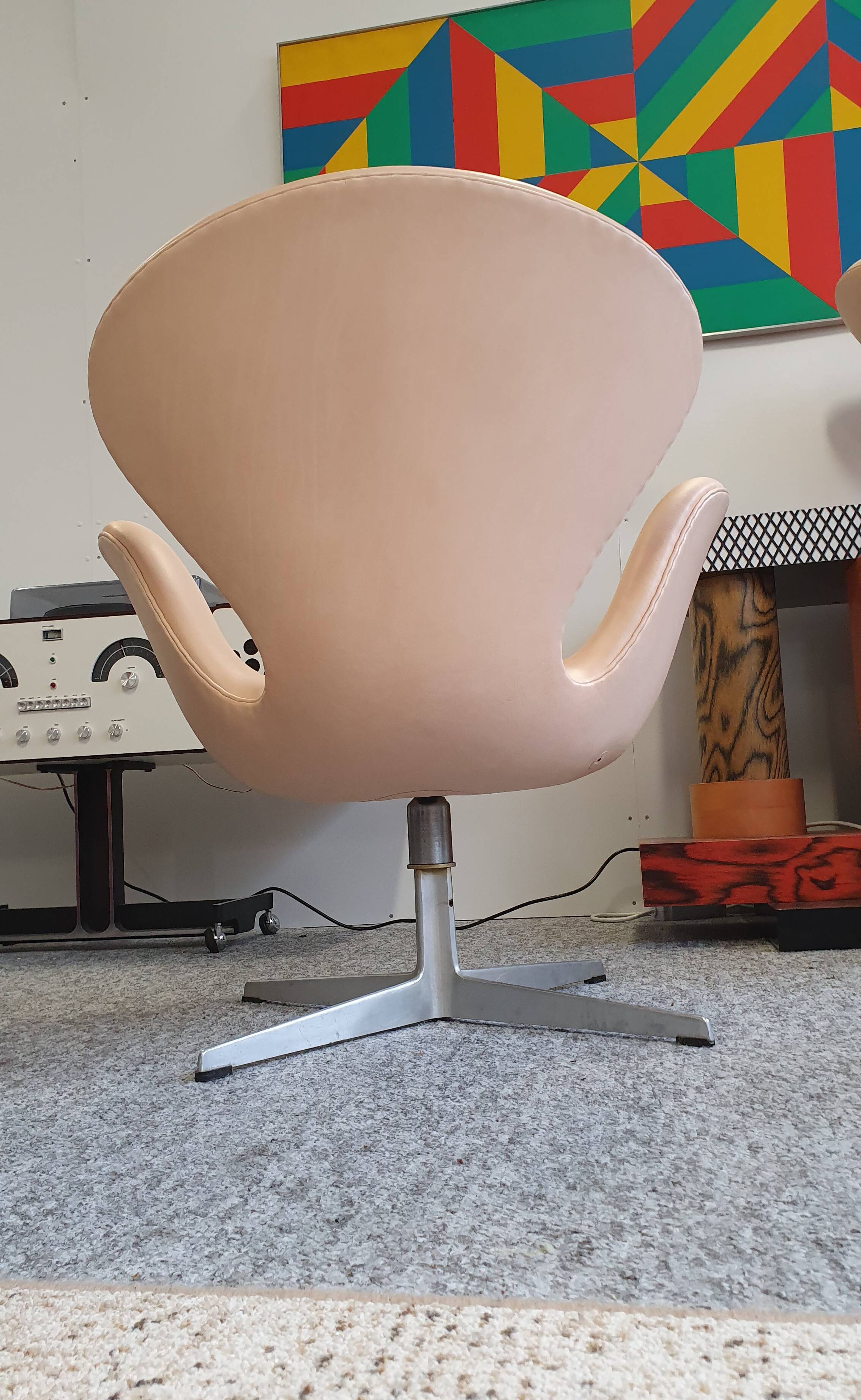 Arne Jacobsen natural leather swan chair by Fritz Hansen