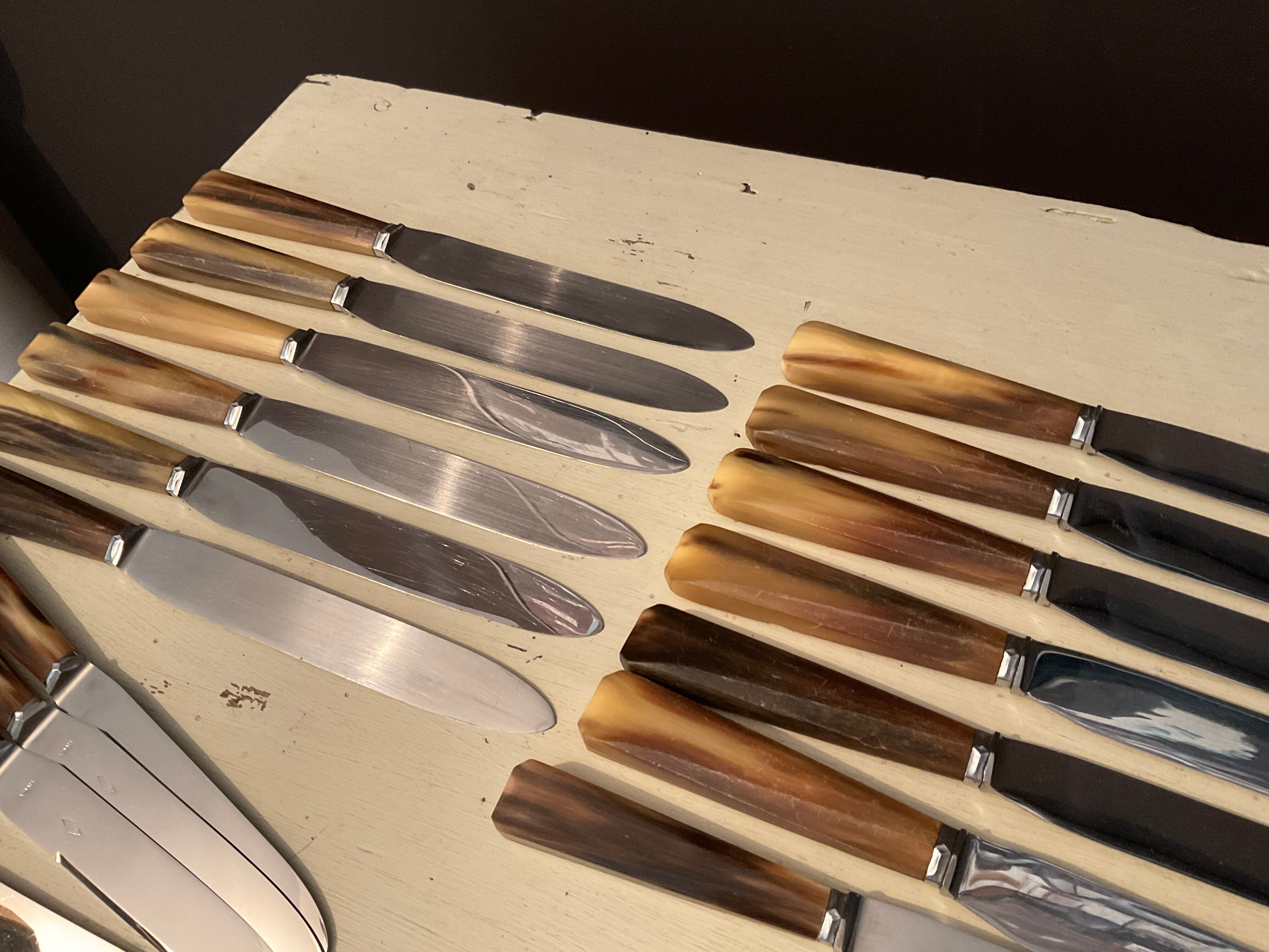 Coffret 24 couteaux en inox et bakelite