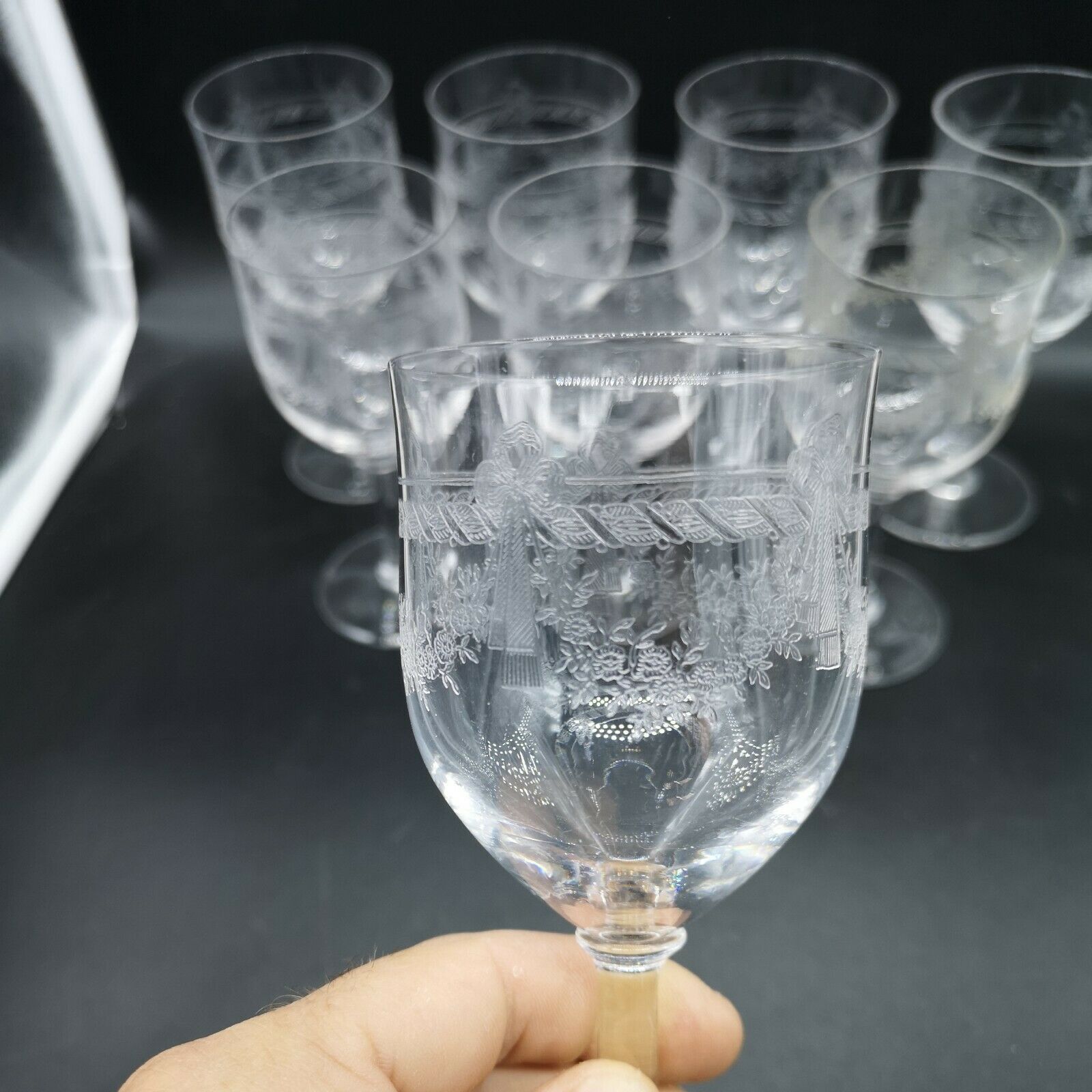 Series of 8 wine glasses engraved in crystal ribbon and flowers Saint Louis