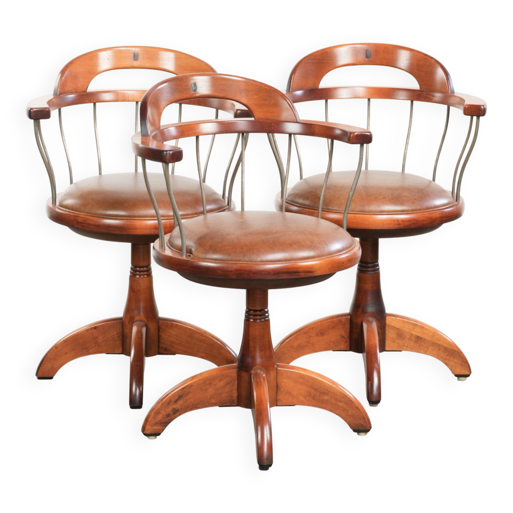 Ensemble de 3 chaises de bureau / de côté pivotantes avec un siège en cuir de vache couleur cognac.