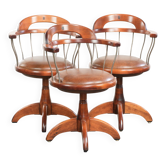 Ensemble de 3 chaises de bureau / de côté pivotantes avec un siège en cuir de vache couleur cognac.