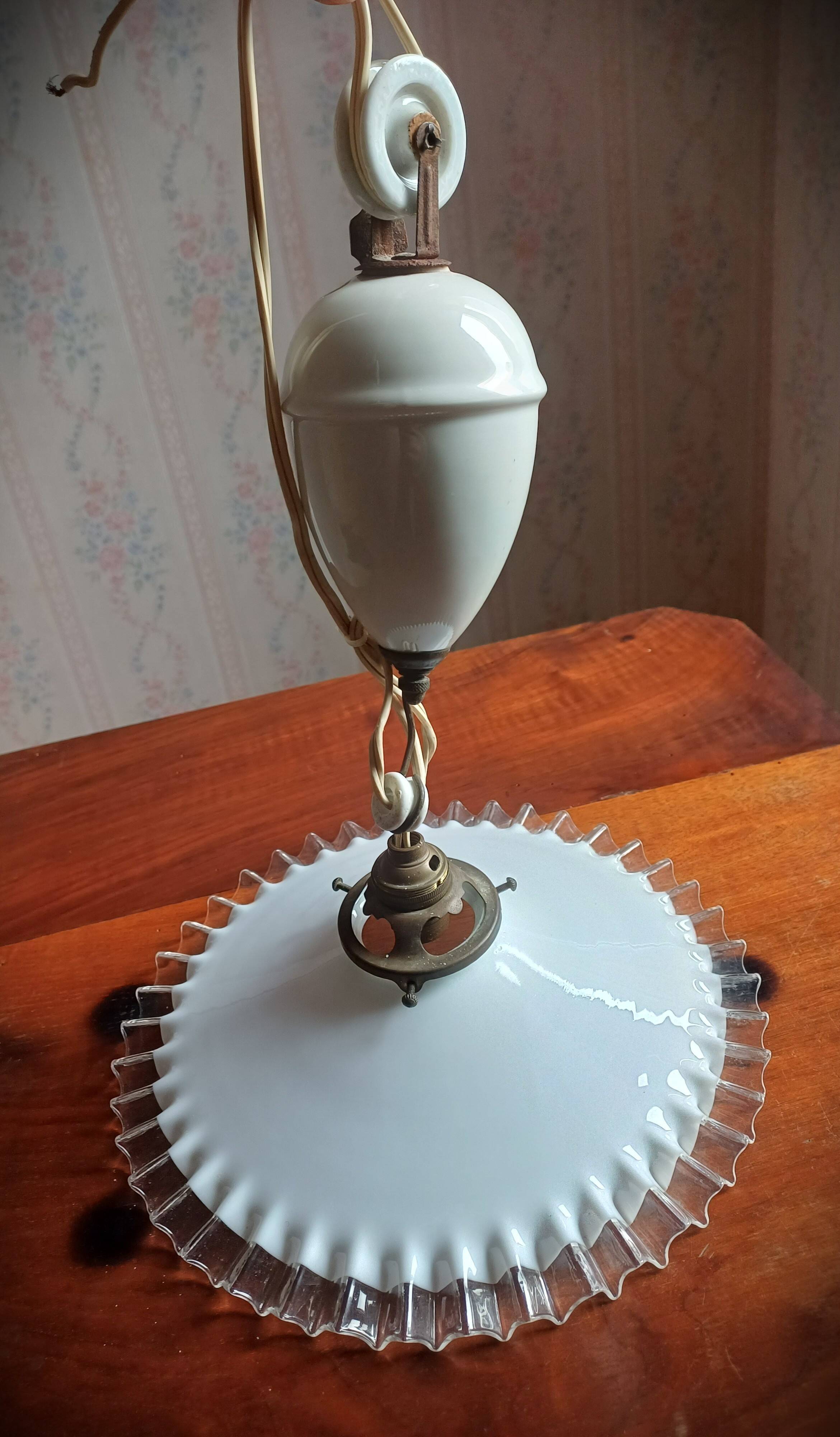Vintage "rise and fall" lamp in opaline and porcelain