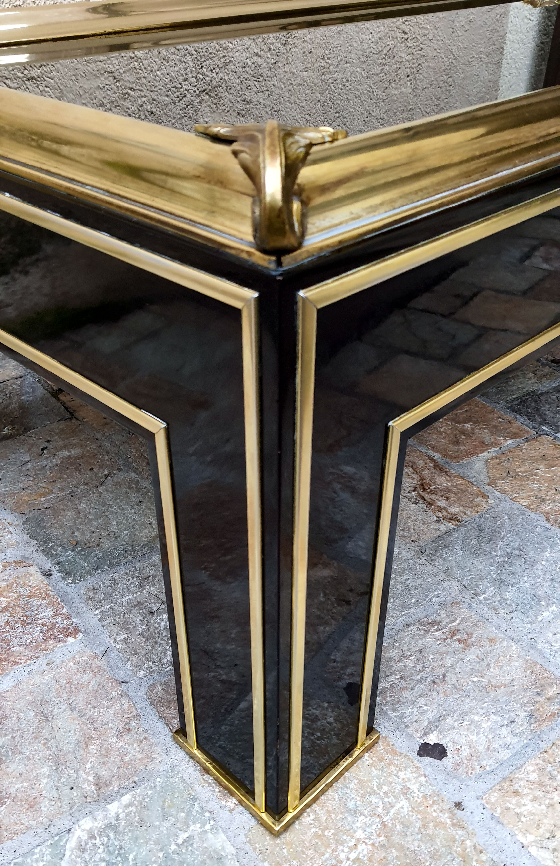 Table basse 1980 laquée noire laiton doré et verre 140cm