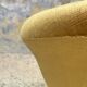 Paire de fauteuils crapaud vintage en velours jaune d’or