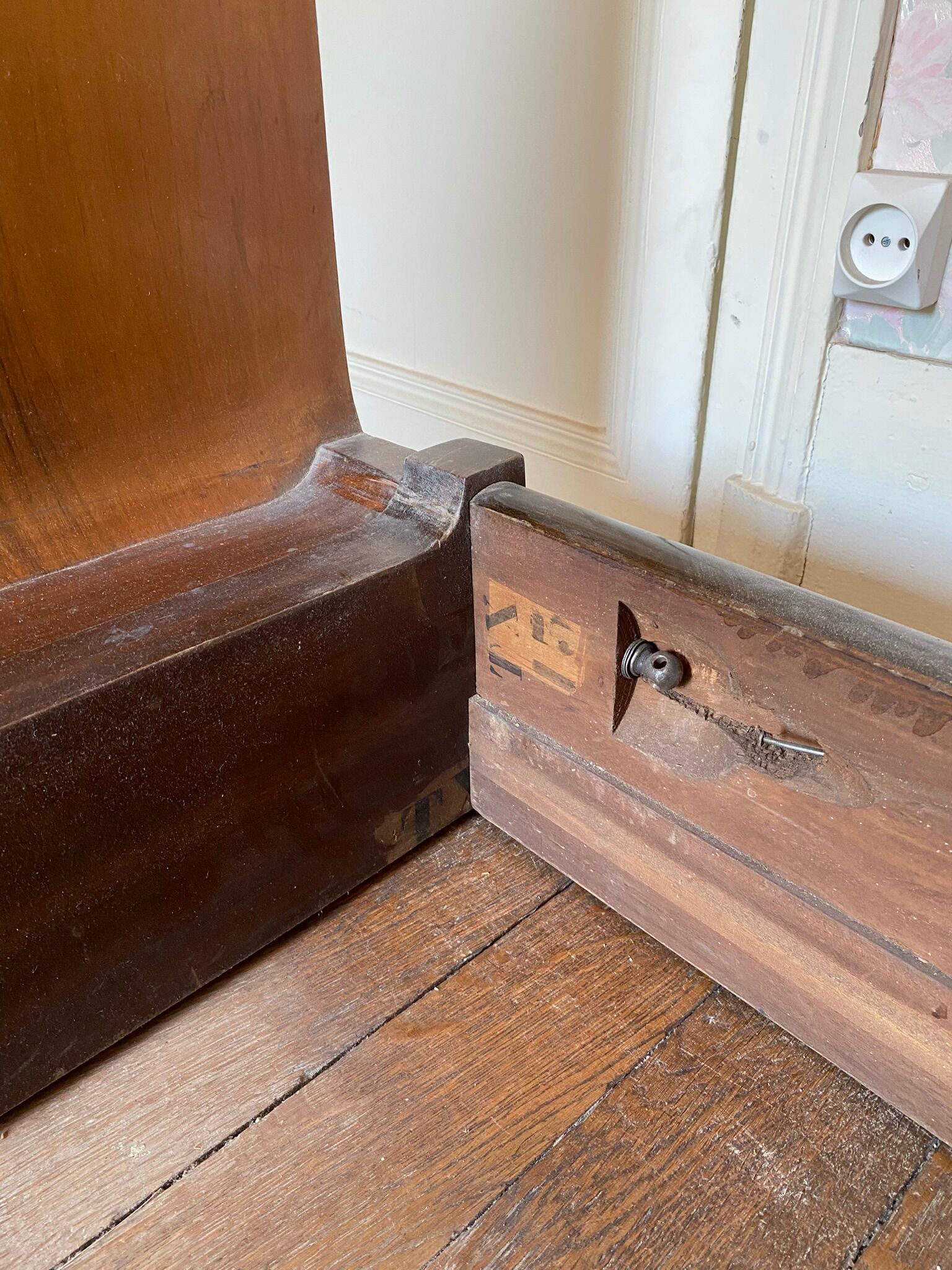Art deco bed dating from the 30s in Ronce de Noyer
