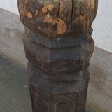 Ancien pilier en bois sur socle