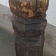 Ancien pilier en bois sur socle
